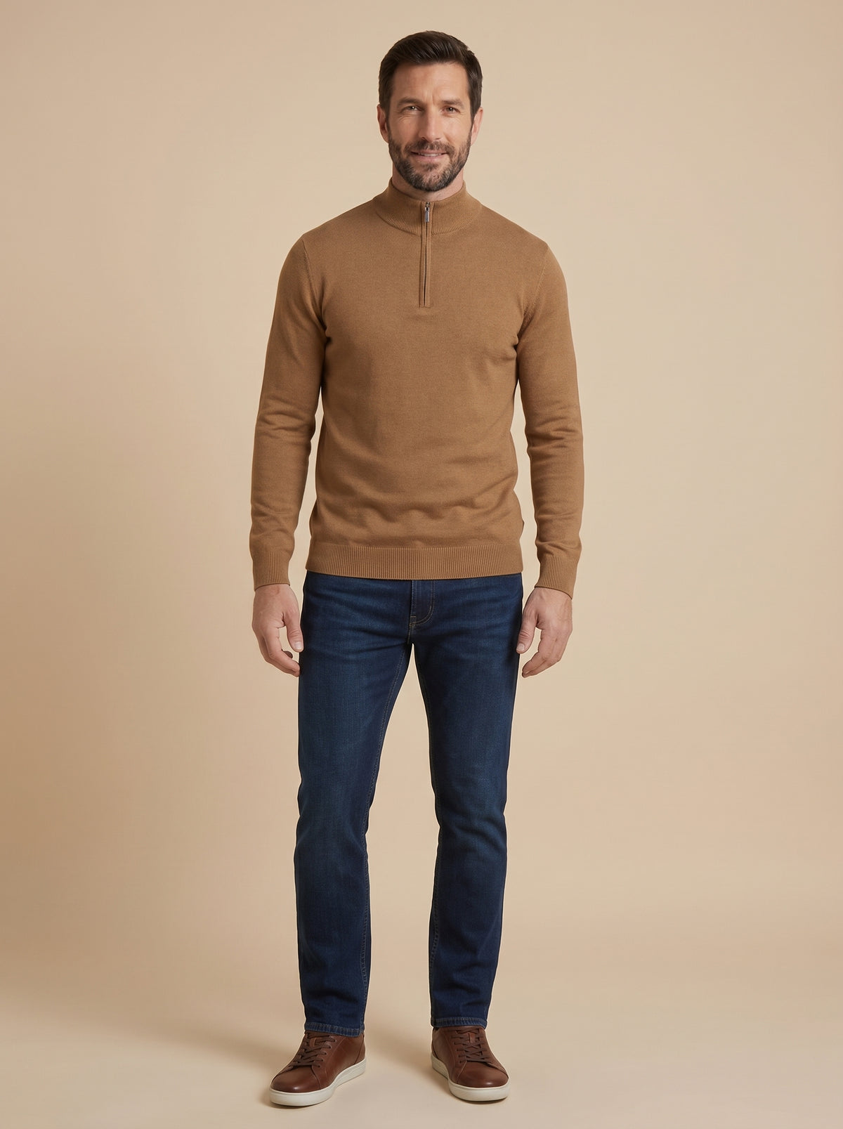 Hombre con jersey fino con media cremallera camel, cuerpo entero