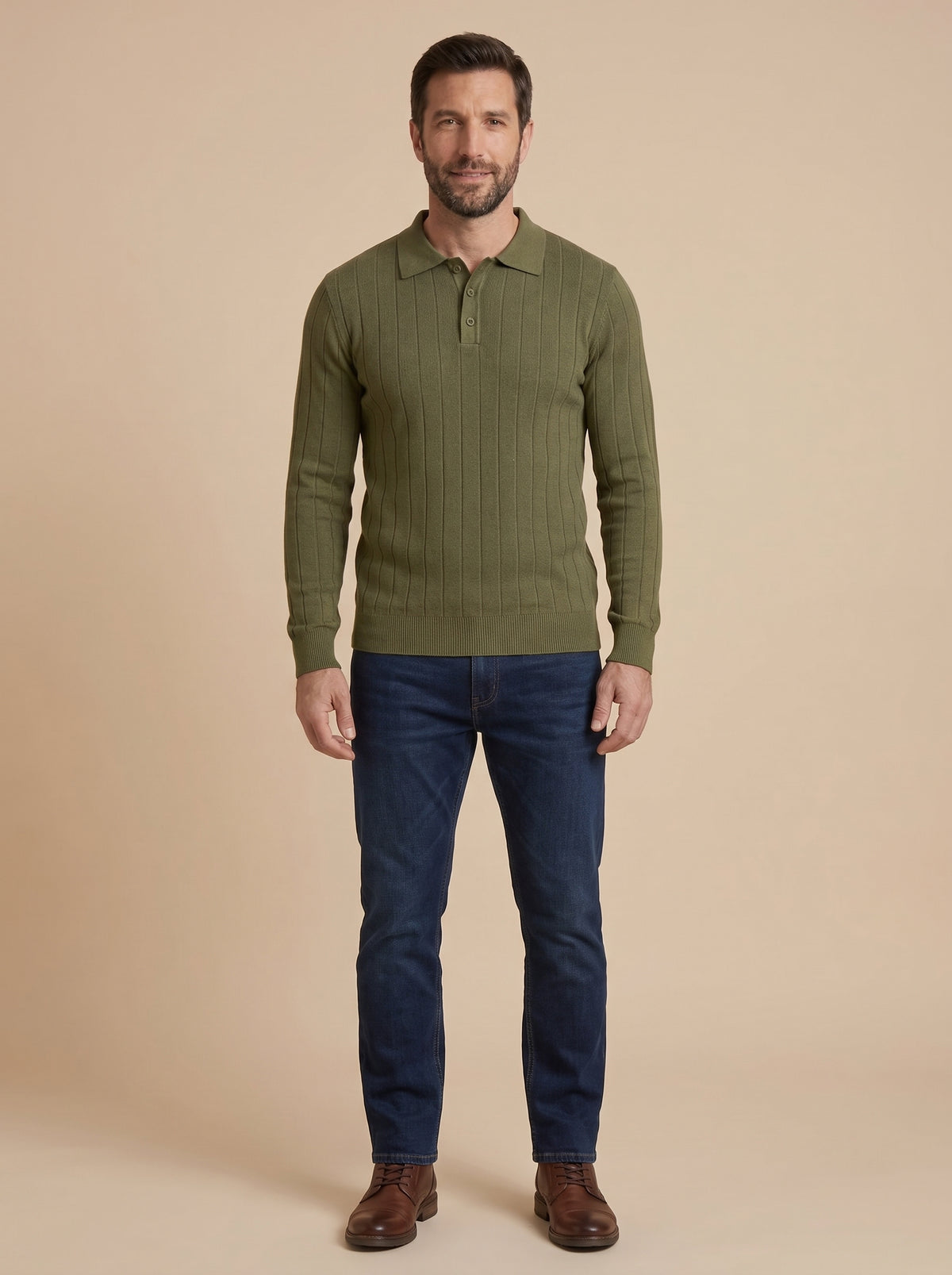 Hombre con polo de punto acanalado verde militar, cuerpo entero