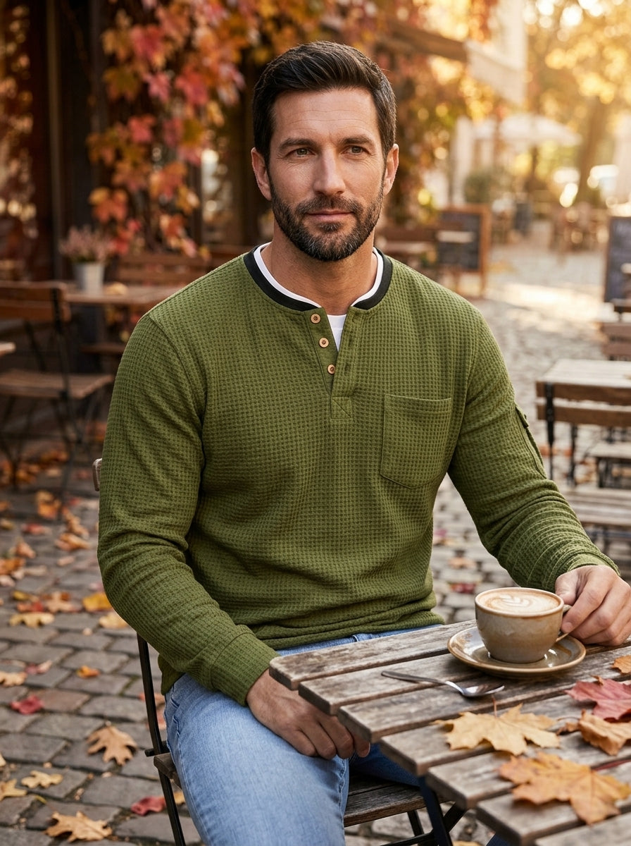 Luca jersey henley waffle de hombre verde, en una terraza en otoño