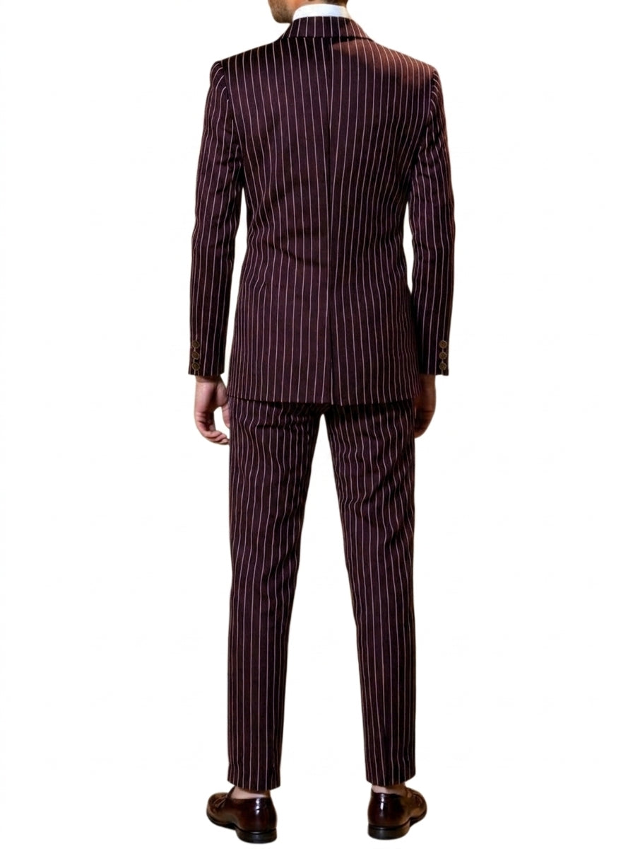 Traje de hombre con rayas diplomáticas y solapas de pico con botones metálicos
