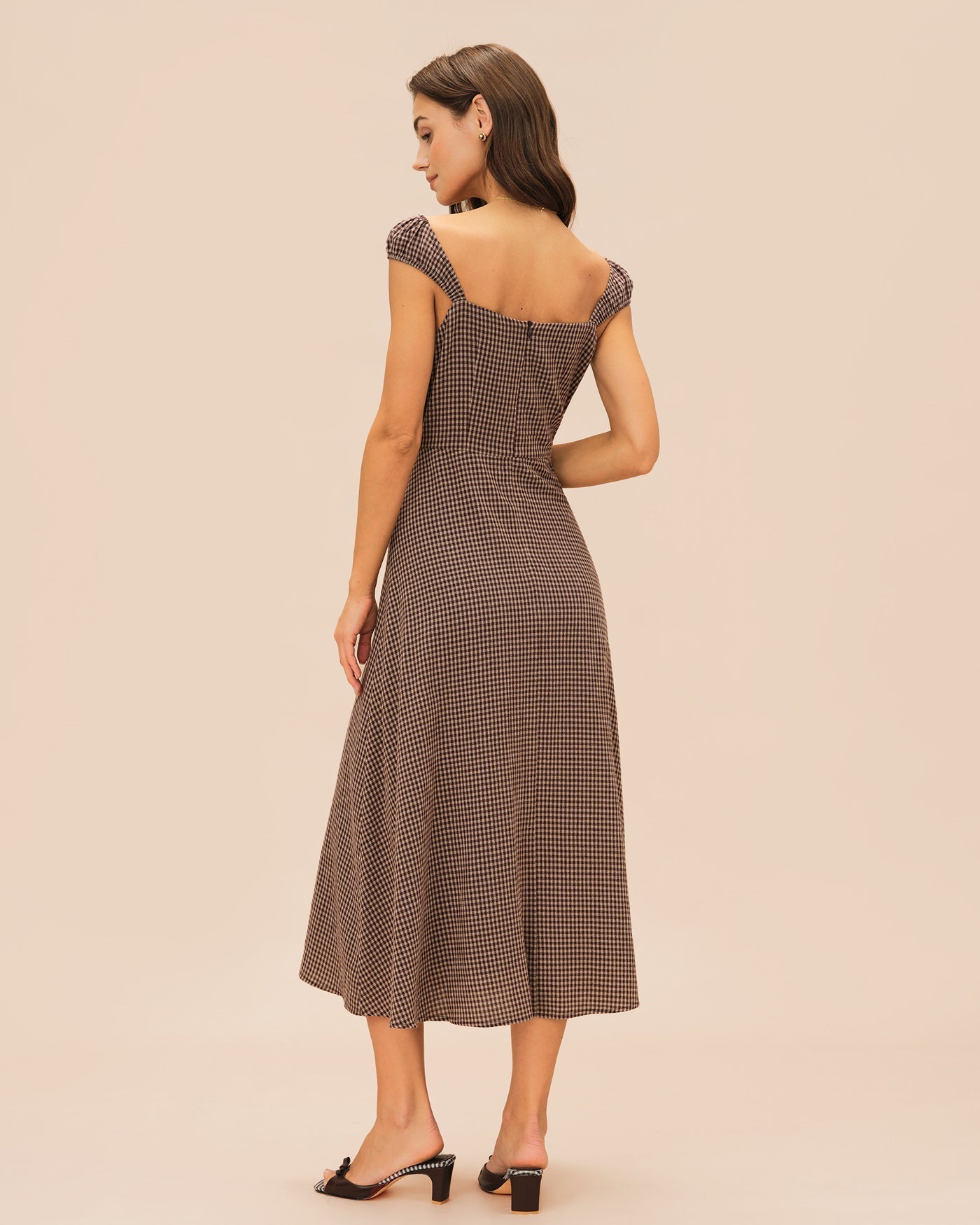Vestido Midi de Cuadros Escote Corazón — Marrón