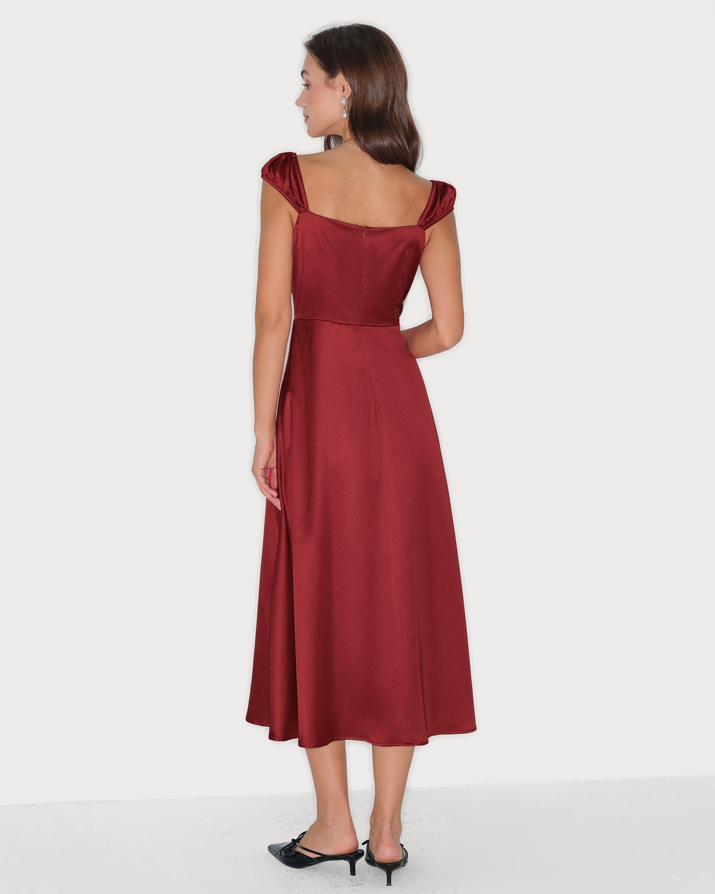 Vestido Midi Satinado Escote Corazón — Rojo