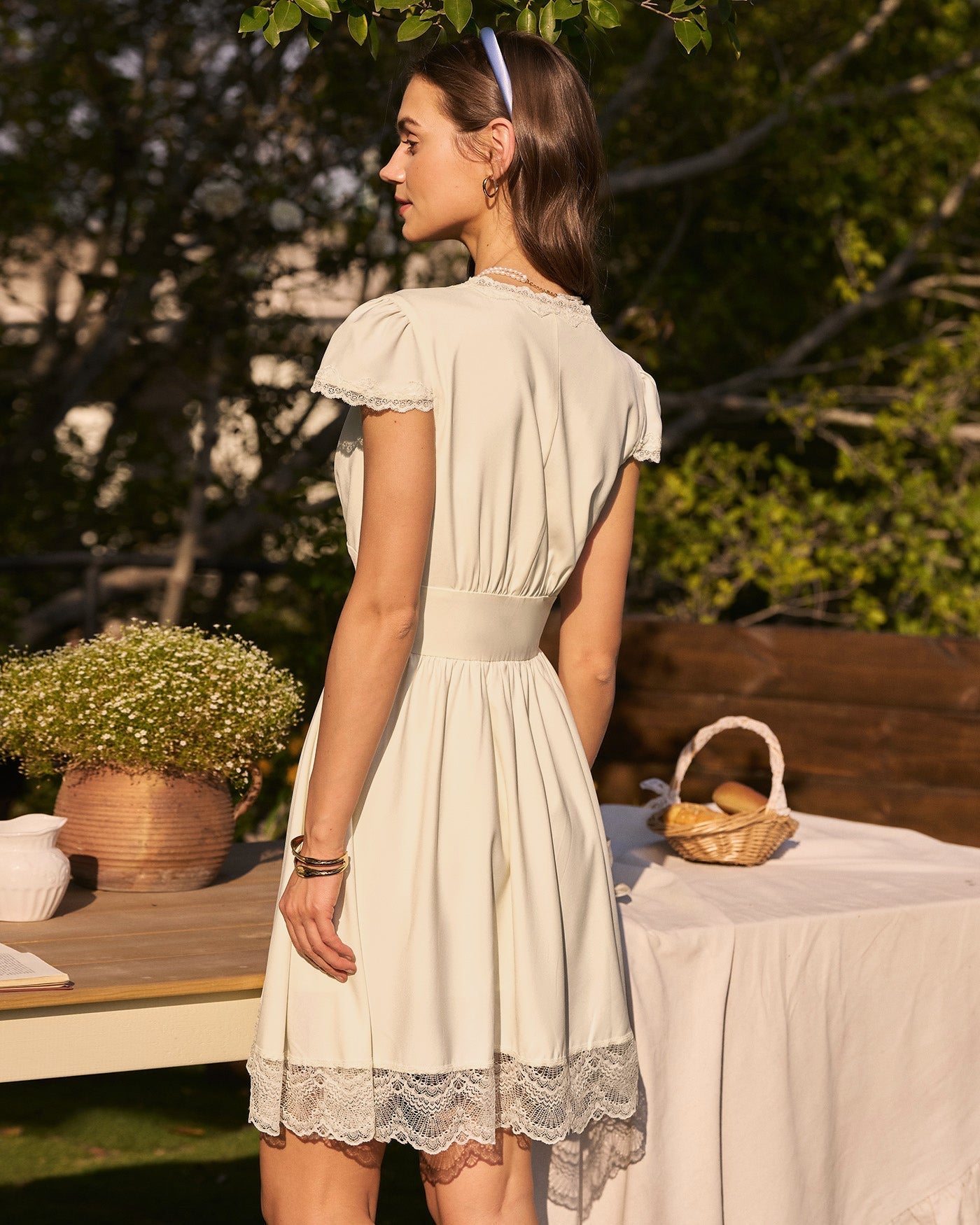 Vestido Mini de Encaje con Escote en V