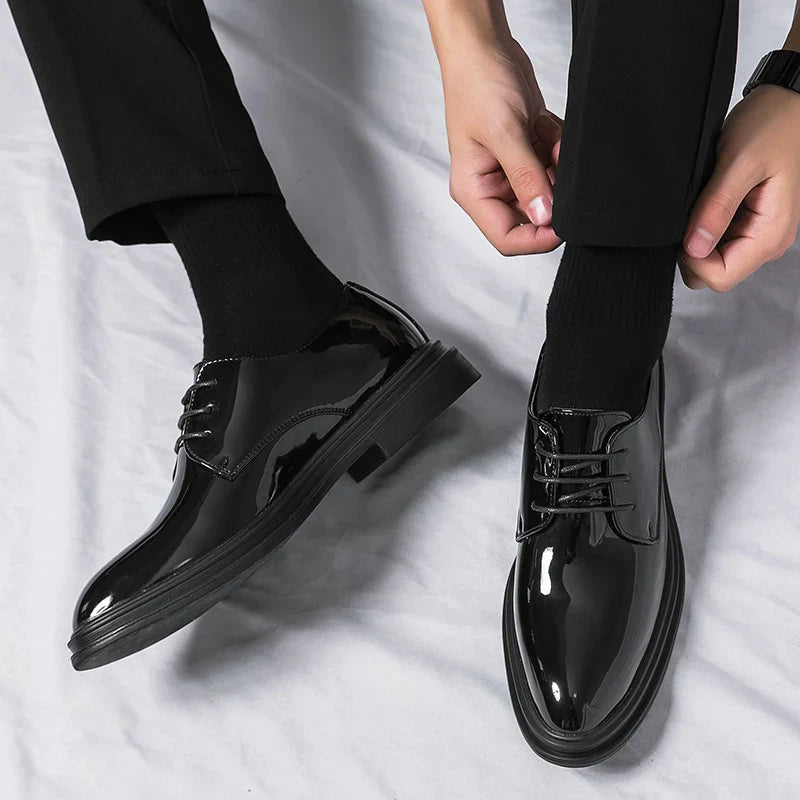 Zapatos de hombre estilo Derby con acabado brillante y suela gruesa