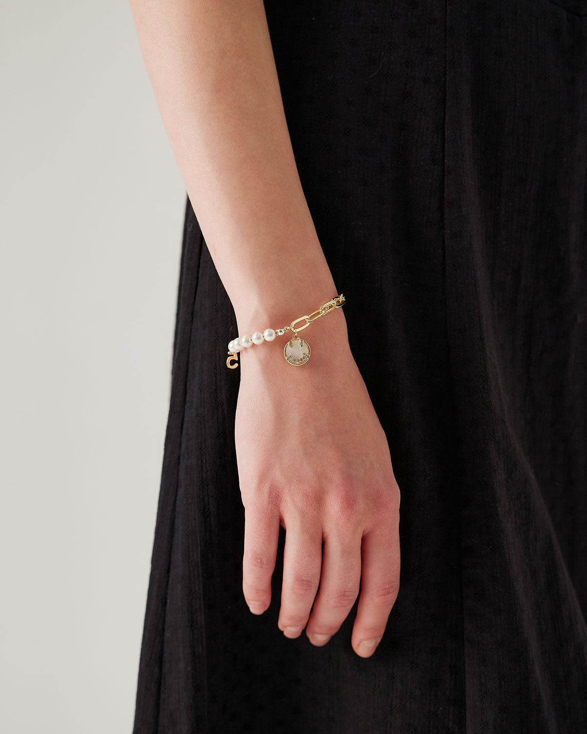 Pulsera de Perlas y Aleación — Dorado