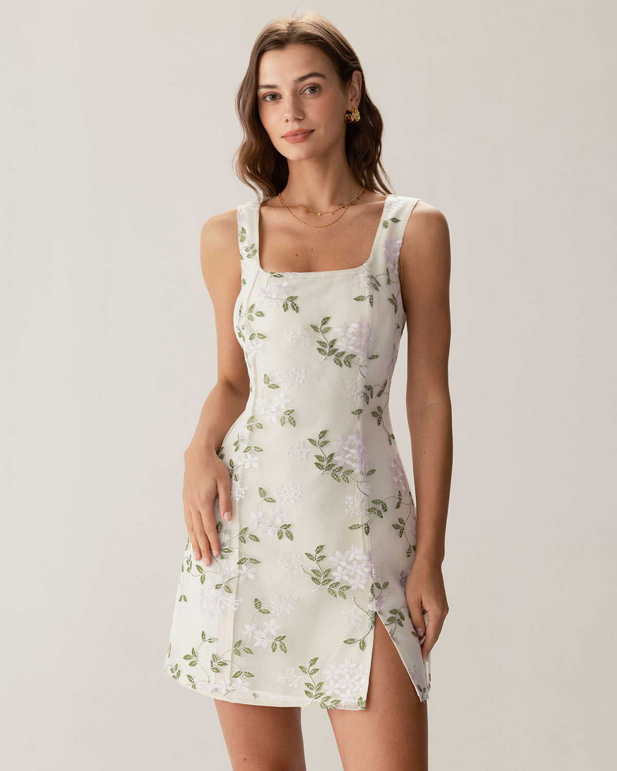 Vestido Mini Slip con Bordado y Abertura — Beige