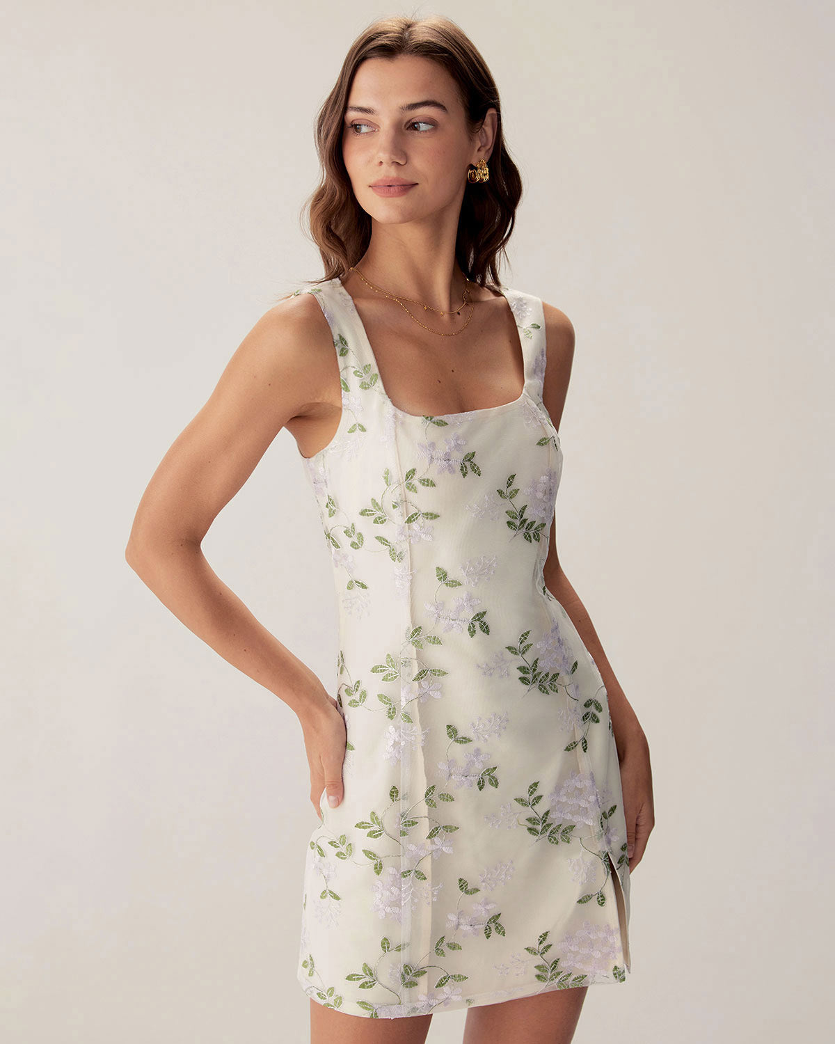 Vestido Mini Slip con Bordado y Abertura — Beige
