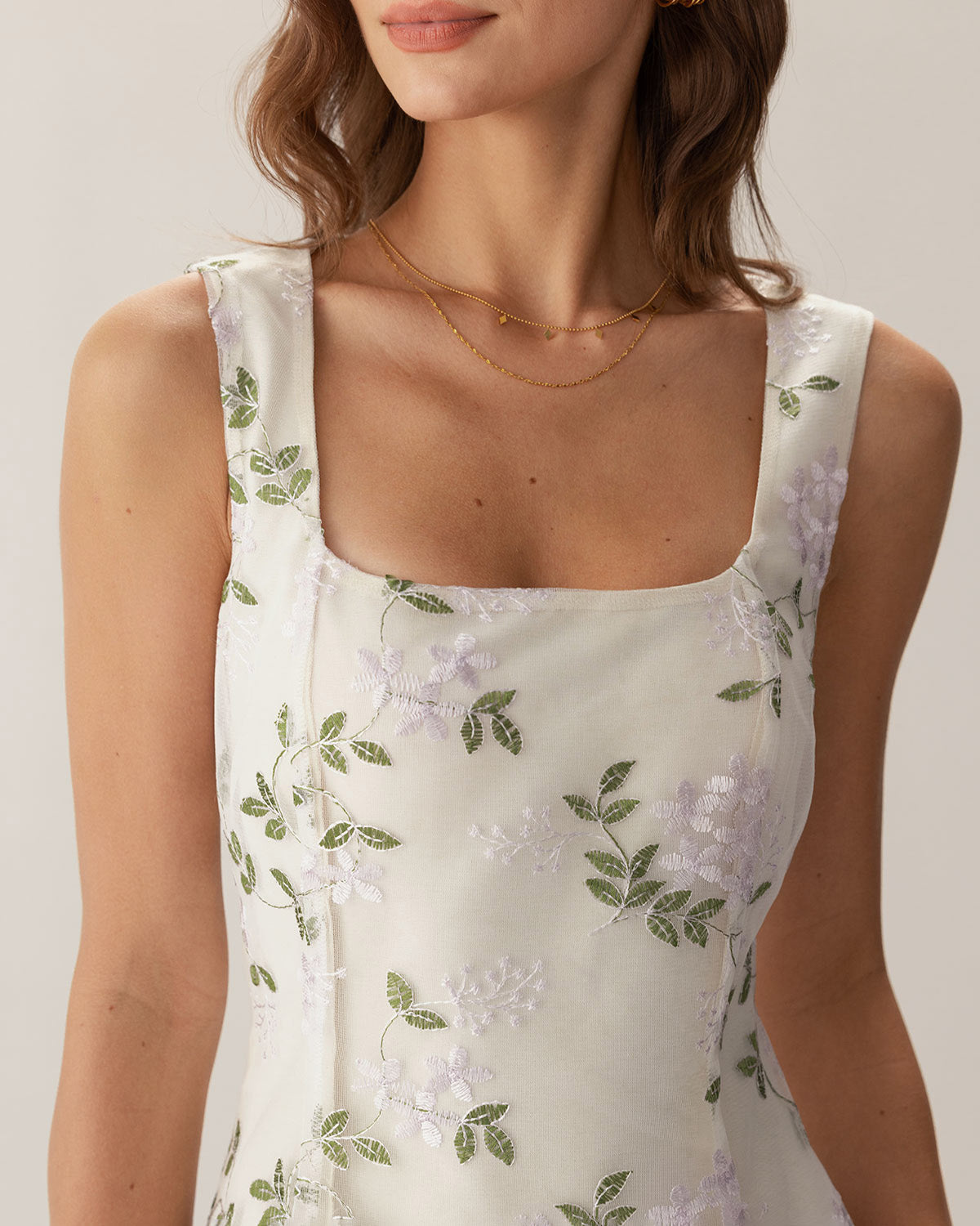 Vestido Mini Slip con Bordado y Abertura — Beige