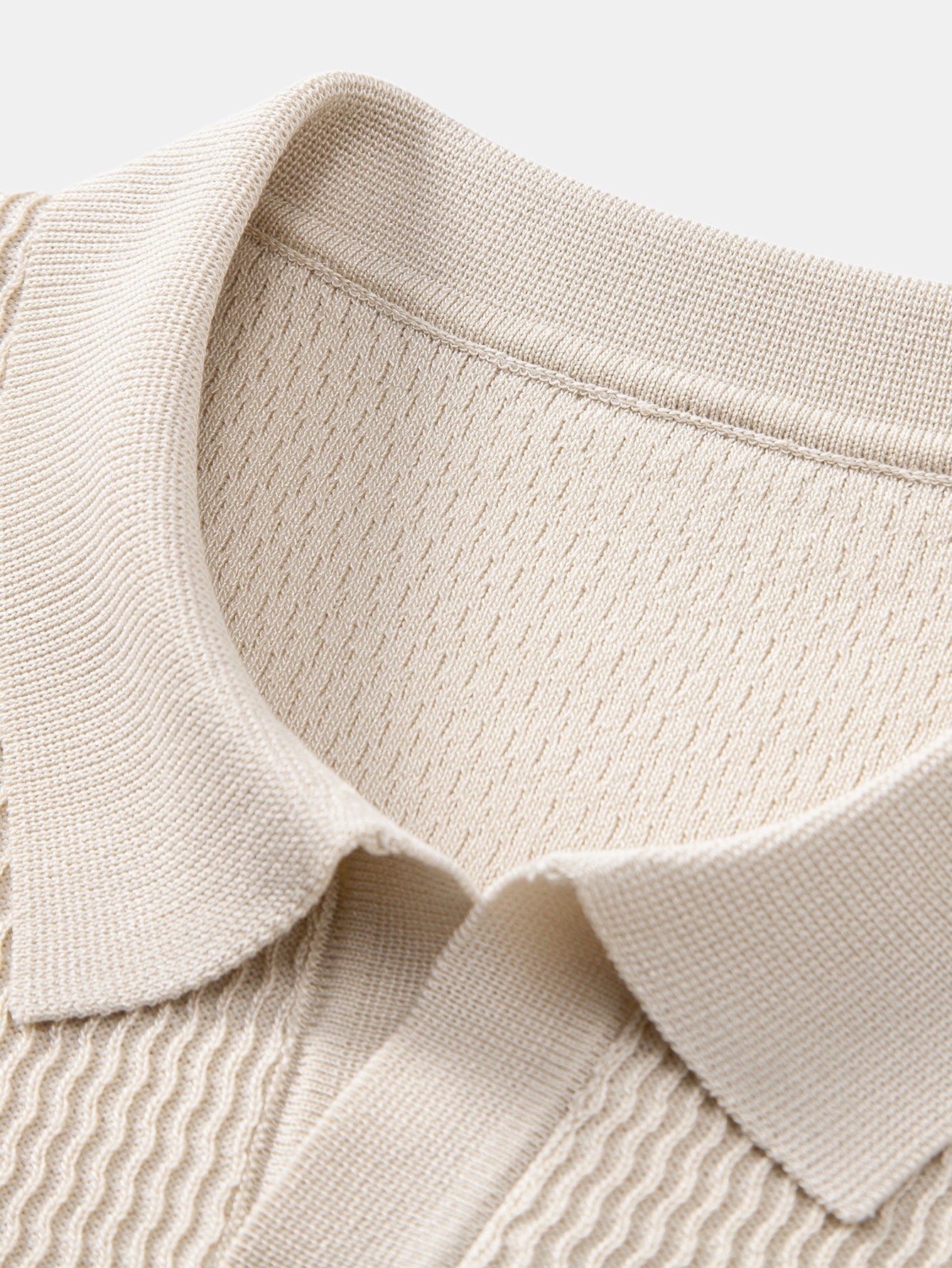 Polo de punto jacquard con cuello en V y pantalones ajustados de corte cónico