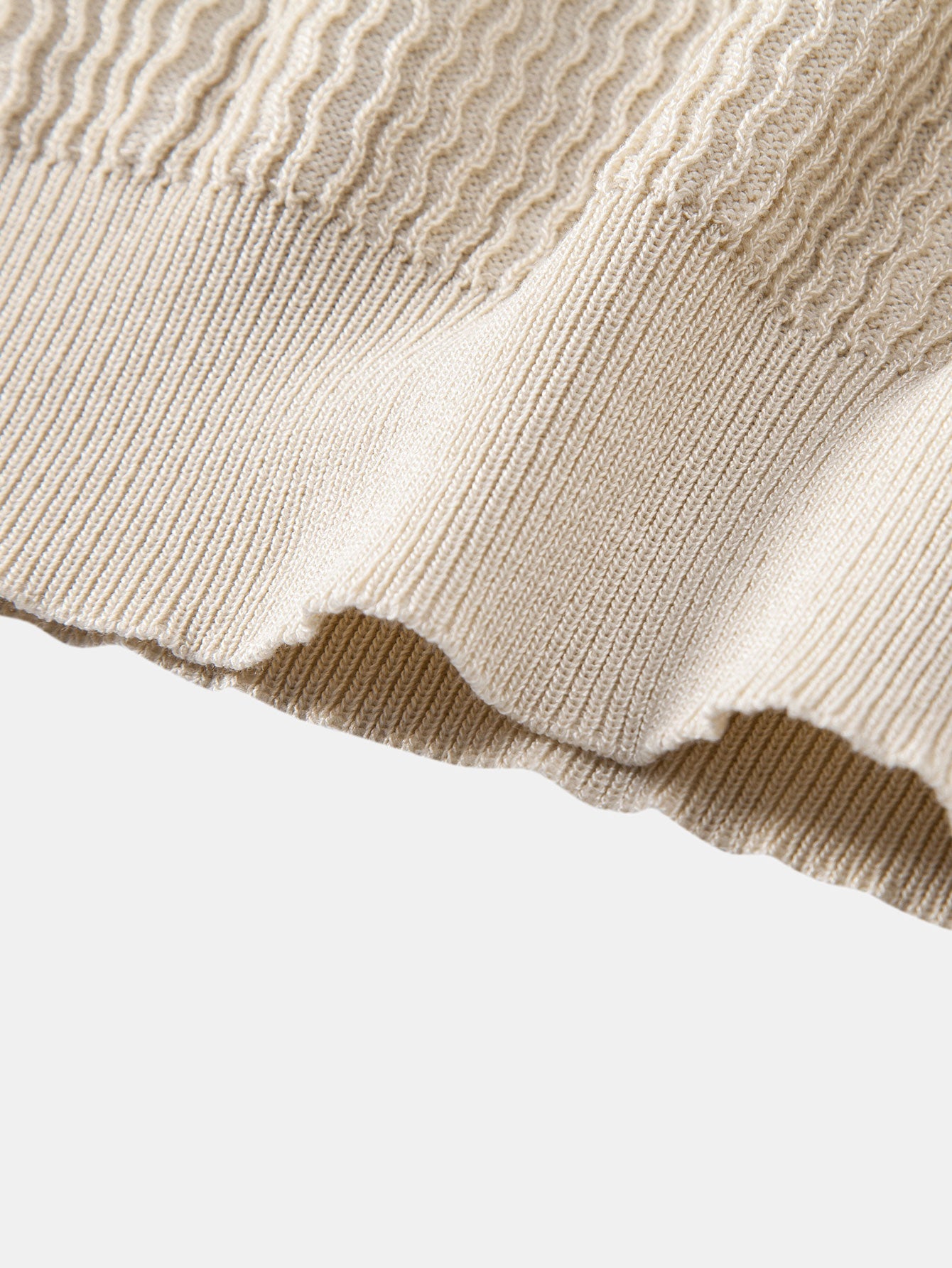 Polo de punto jacquard con cuello en V y pantalones ajustados de corte cónico