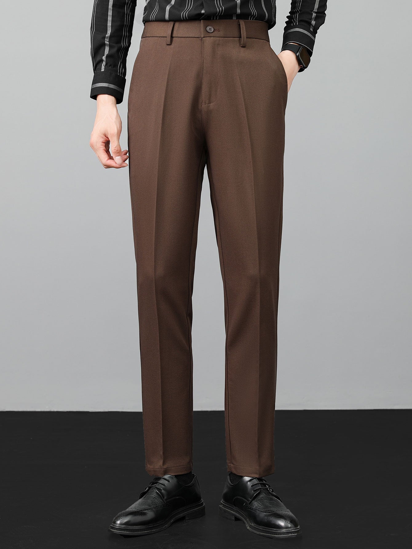 Camisa Polo de punto a rayas y pantalones ajustados de corte cónico