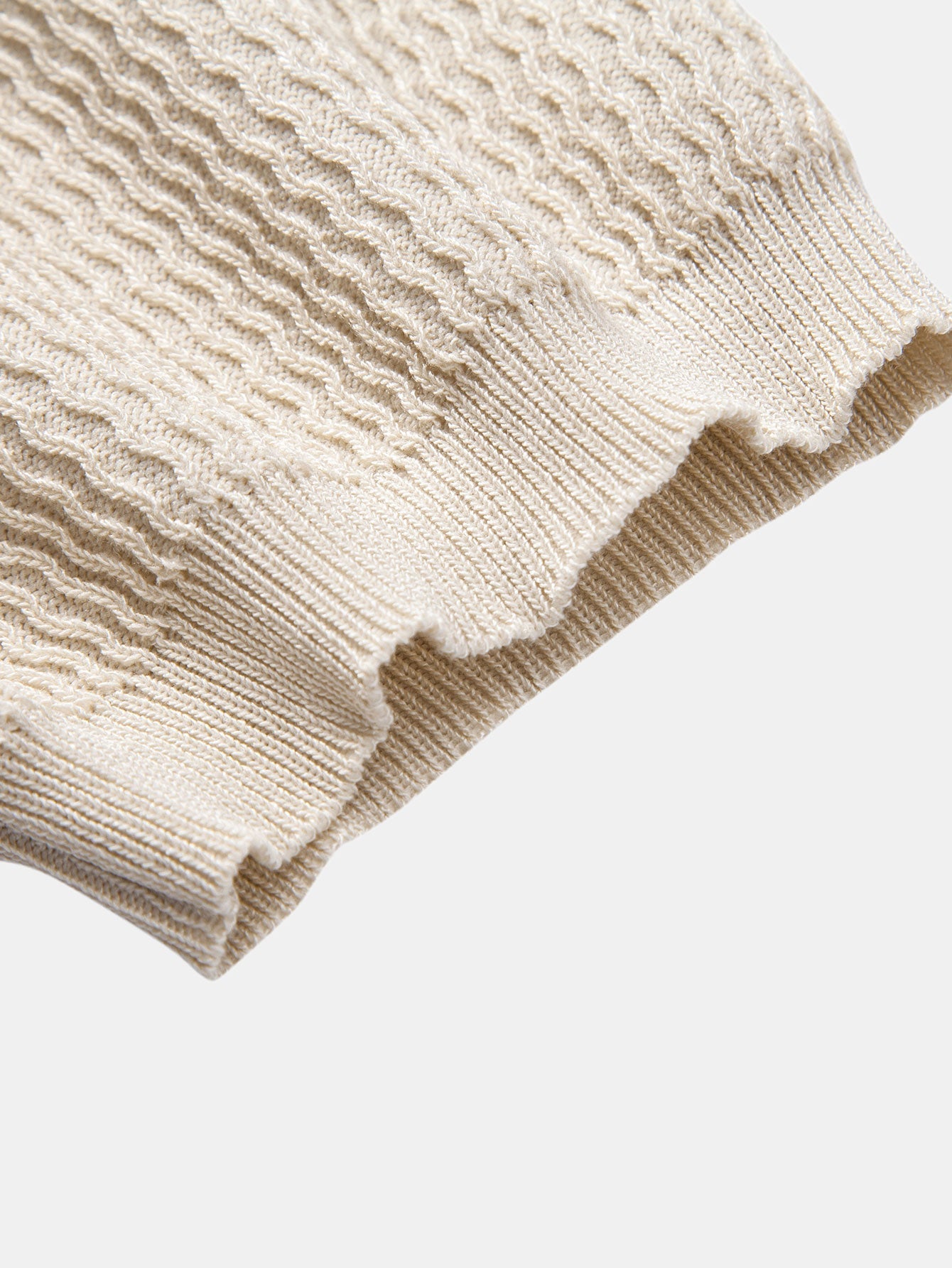 Polo de punto jacquard con cuello en V y pantalones ajustados de corte cónico