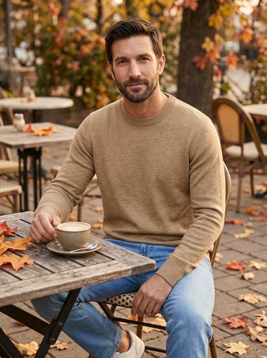 Alberto jersey básico de cuello redondo camel, en una terraza en otoño
