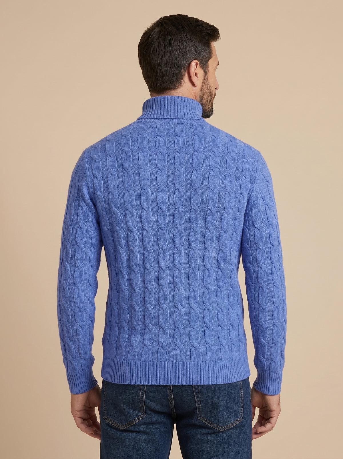 Hombre con jersey de cuello alto con trenzas azul, vista de espaldas