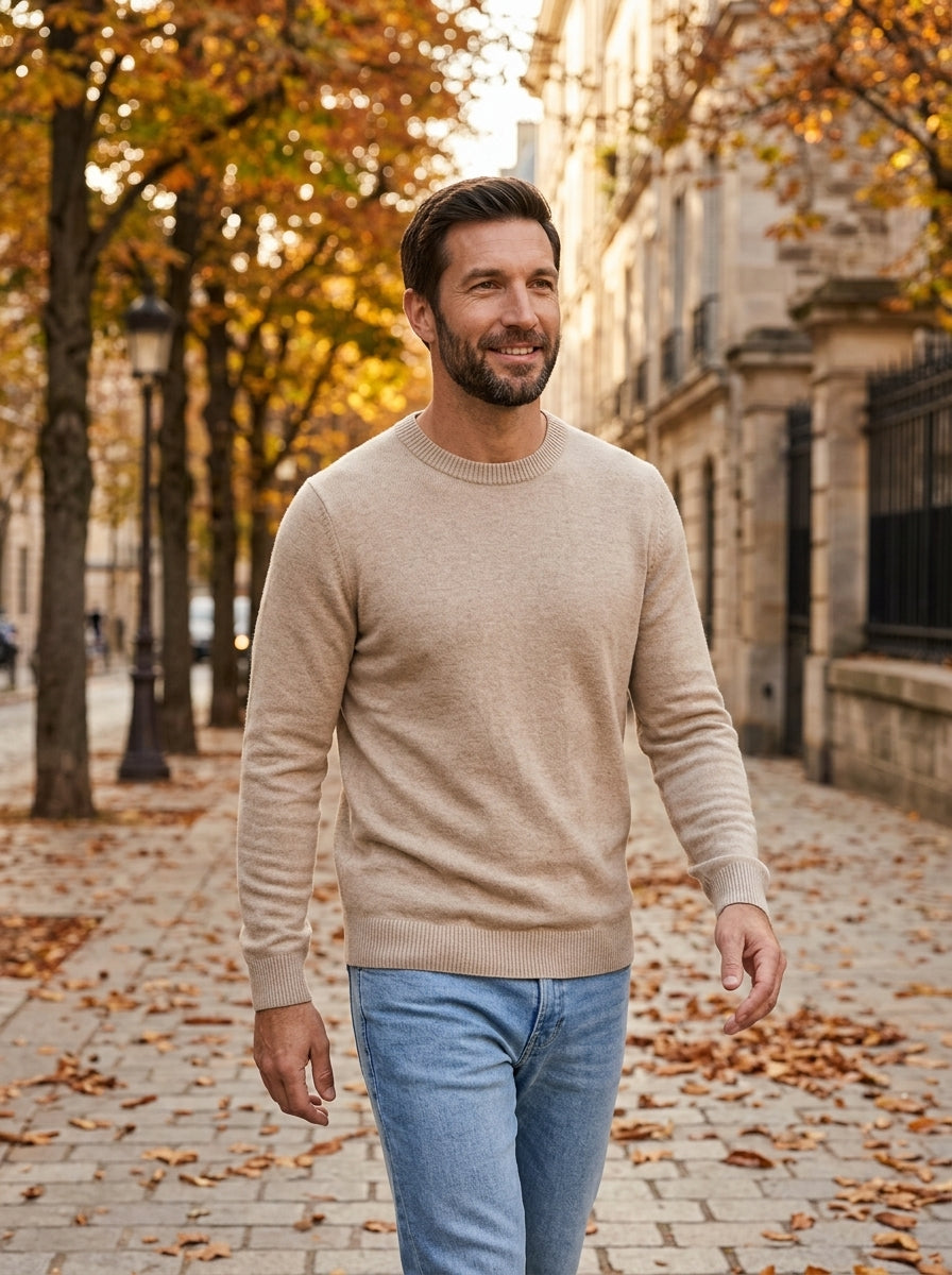 Andrea jersey fino de cuello redondo beige, paseando en otoño