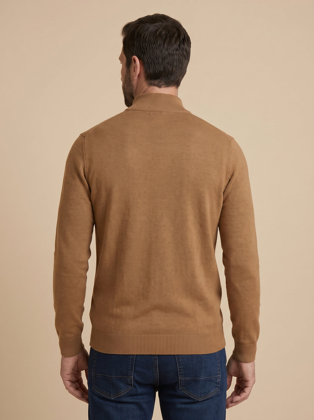 Hombre con jersey fino con media cremallera camel, vista de espaldas