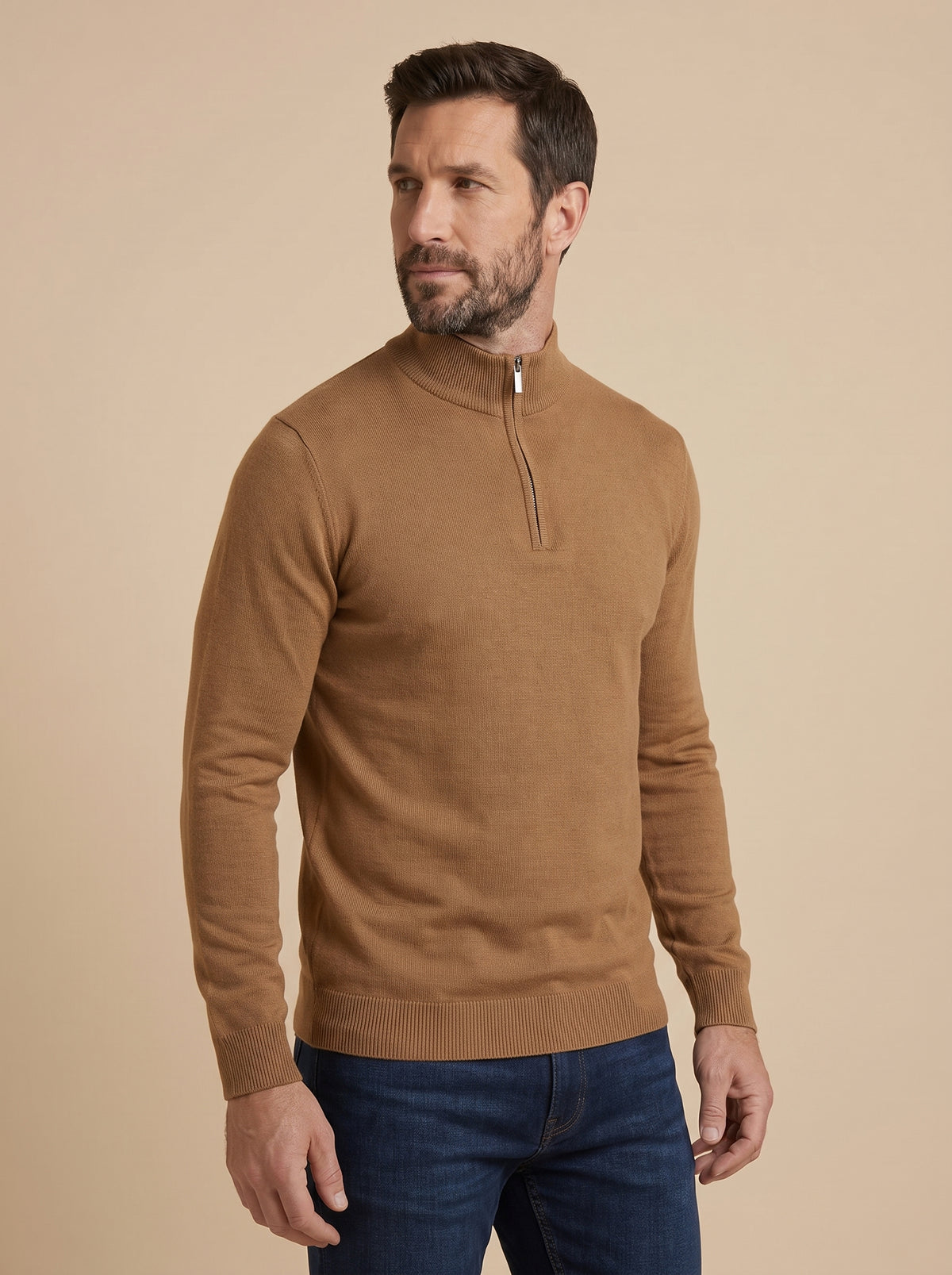 Hombre con jersey fino con media cremallera camel, vista de lado