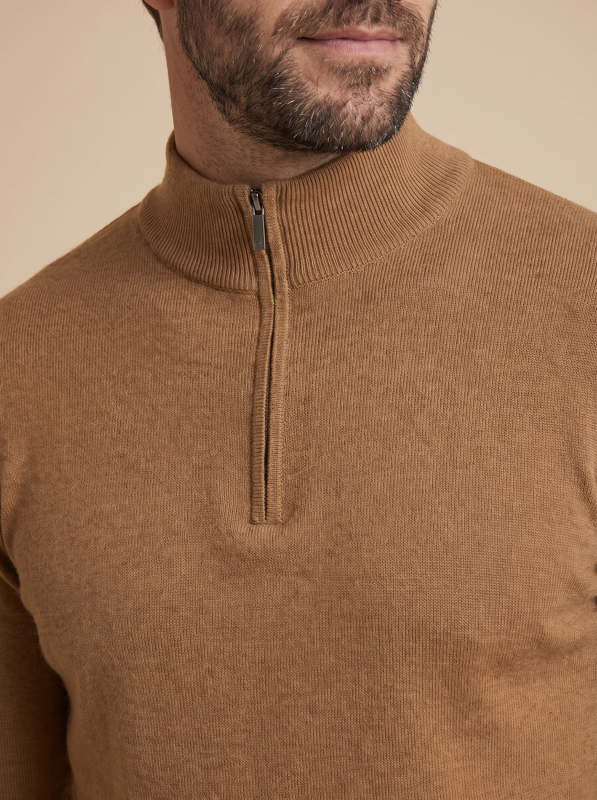 Detalle de la media cremallera y del cuello del jersey camel