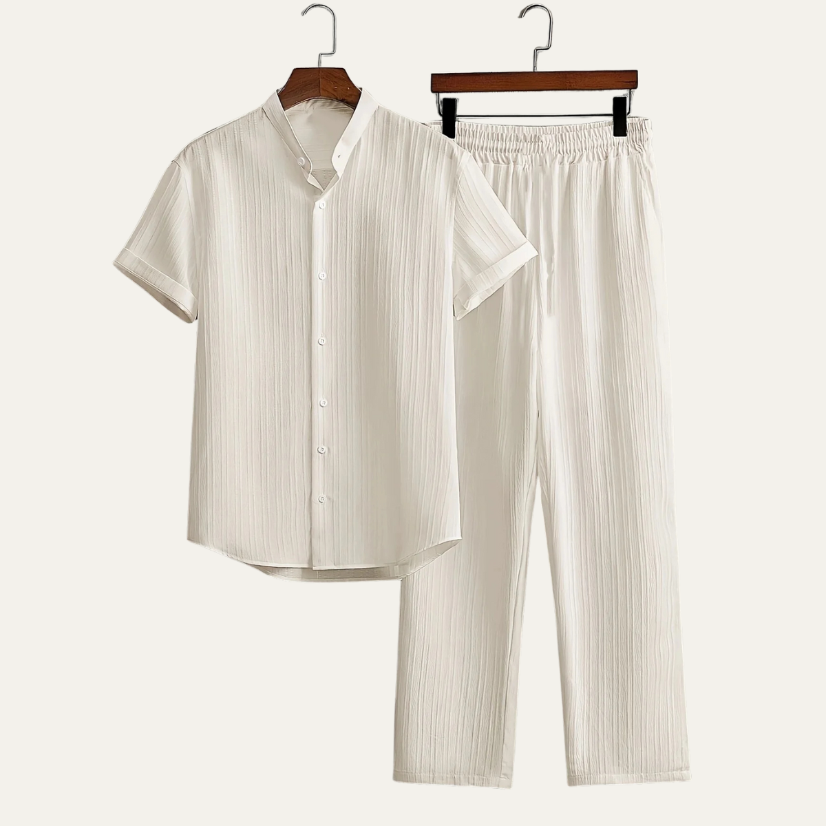 Conjunto hombre con camisa de manga corta con cuello alto y botones y pantalón con cintura elástica