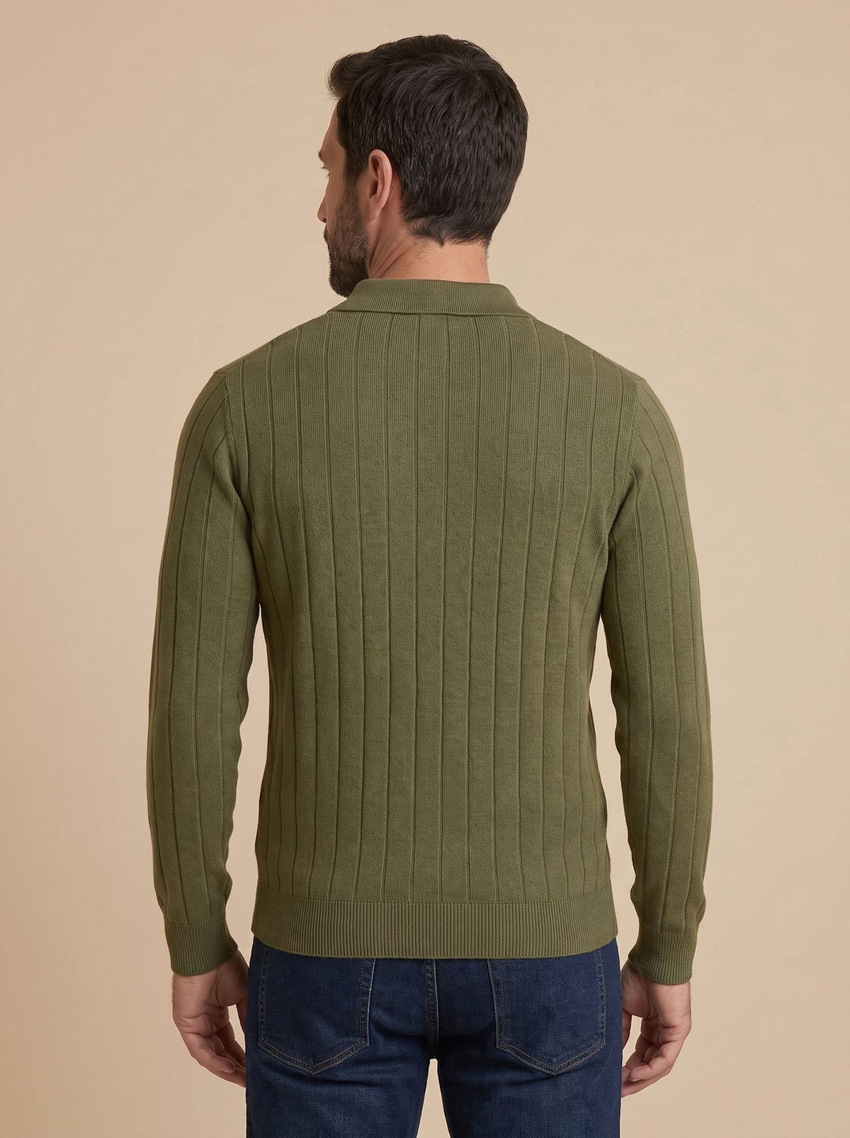 Hombre con polo de punto acanalado verde militar, vista de espaldas