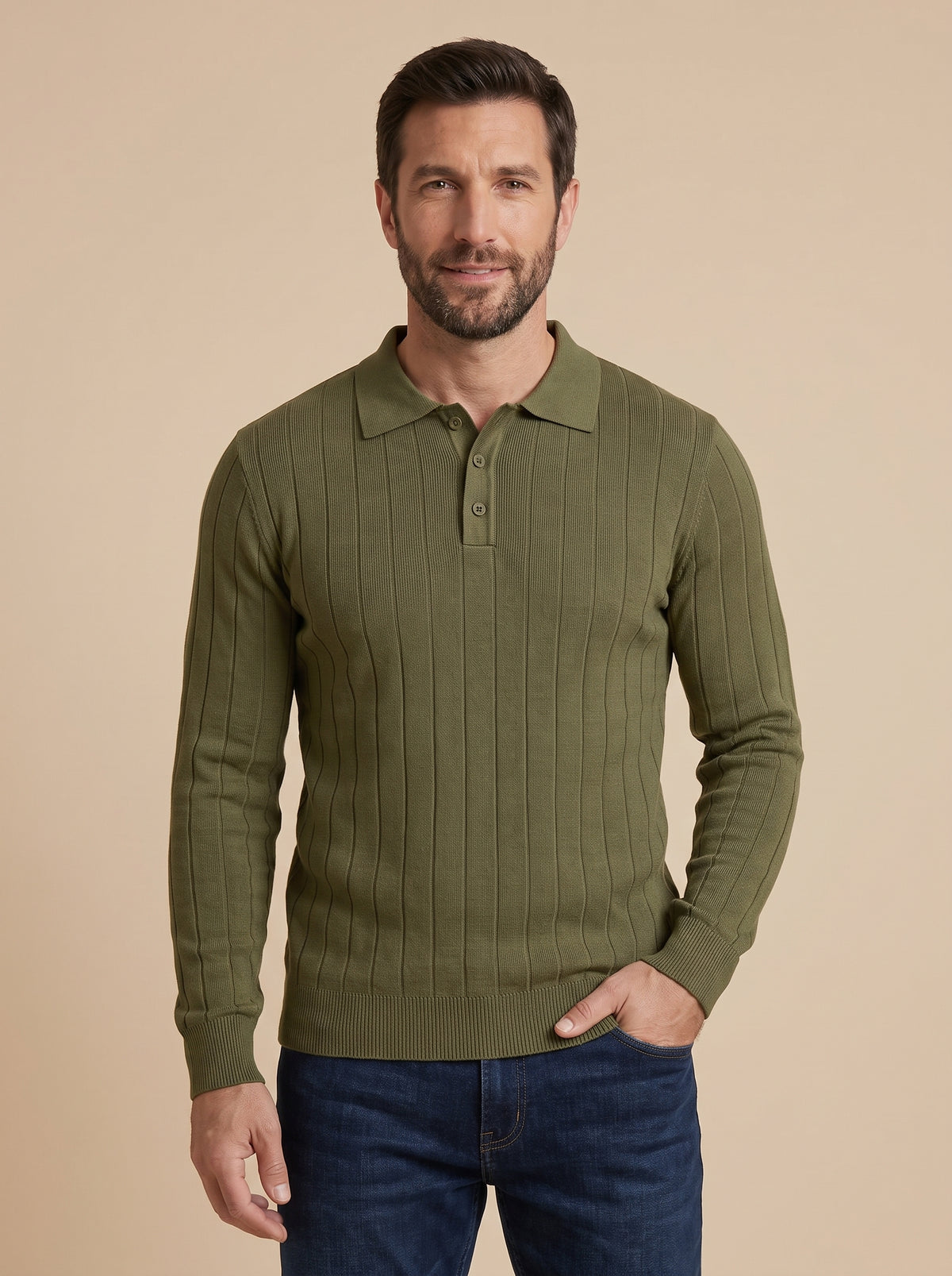 Hombre con polo de punto acanalado en verde militar, foto de estudio de frente