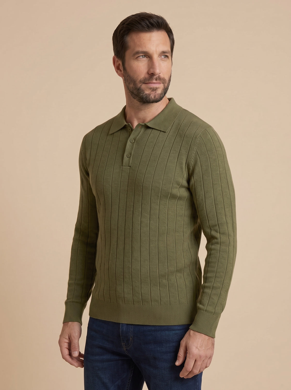 Hombre con polo de punto acanalado verde militar, vista de lado
