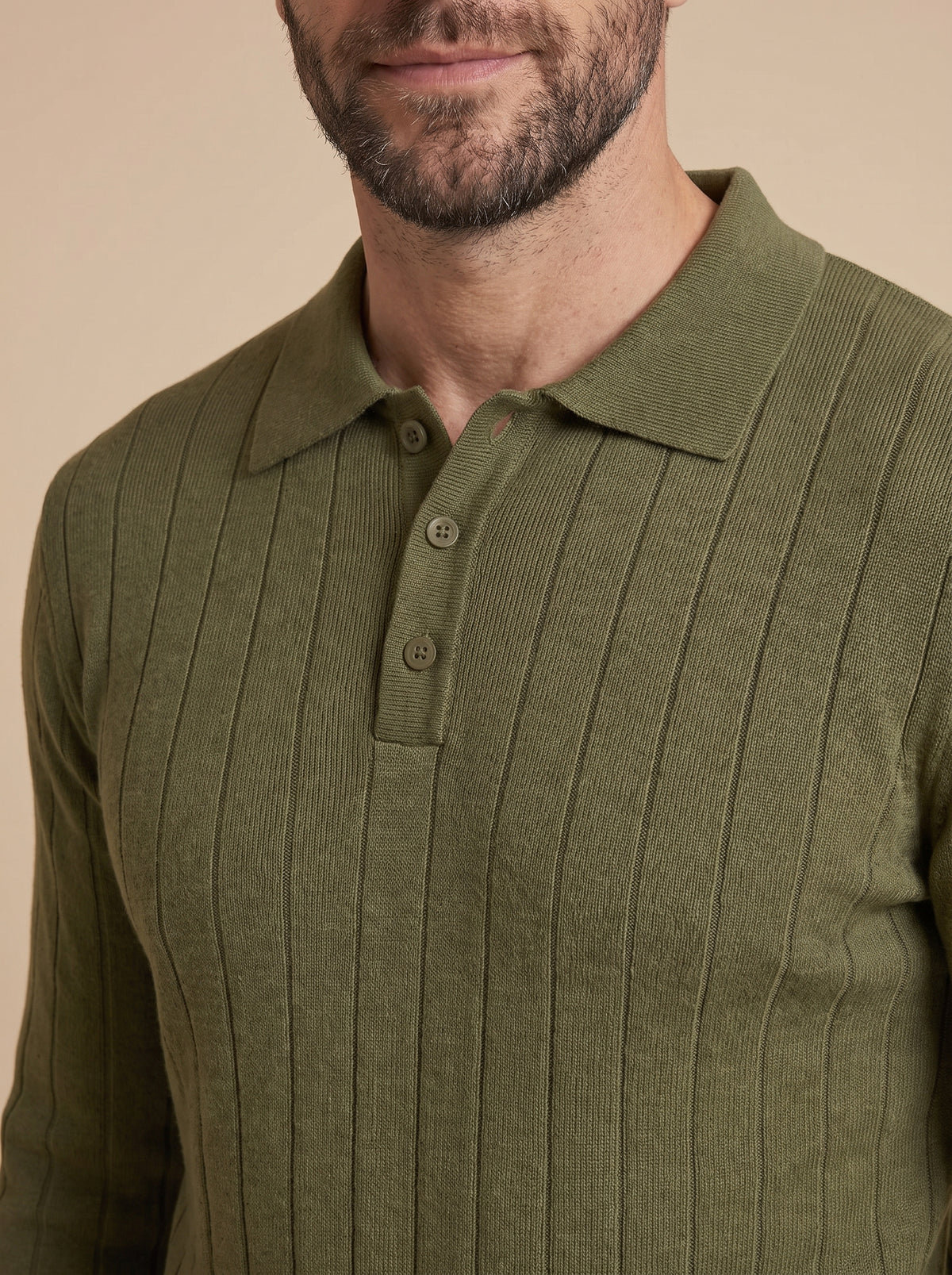 Detalle del cuello de polo y de los botones del polo de punto verde militar