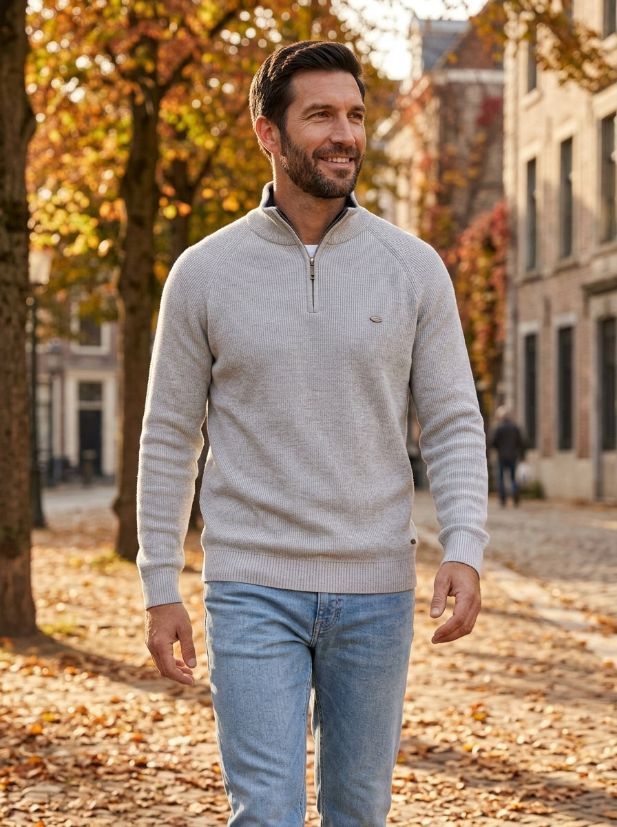 Emilio jersey con relieve y cremallera gris claro, paseando en otoño