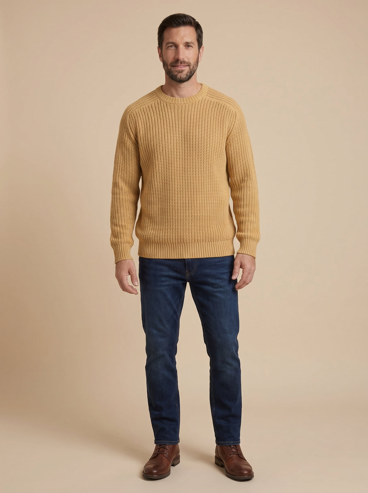 Hombre con jersey grueso de cuello redondo mostaza, cuerpo entero