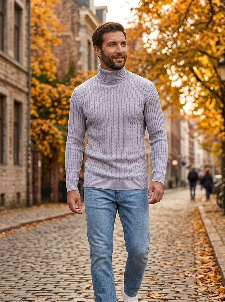 Franco jersey trenzado de cuello alto gris, paseando en otoño