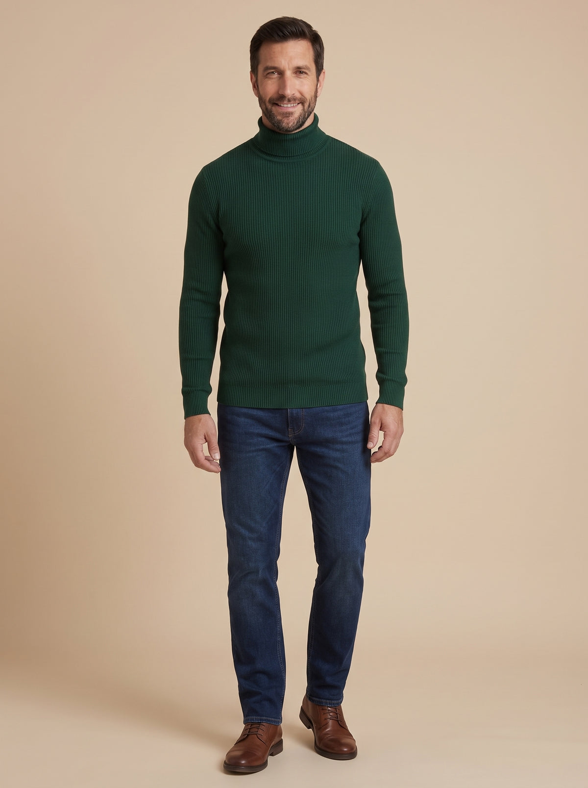 Hombre con jersey de cuello alto acanalado verde botella, cuerpo entero