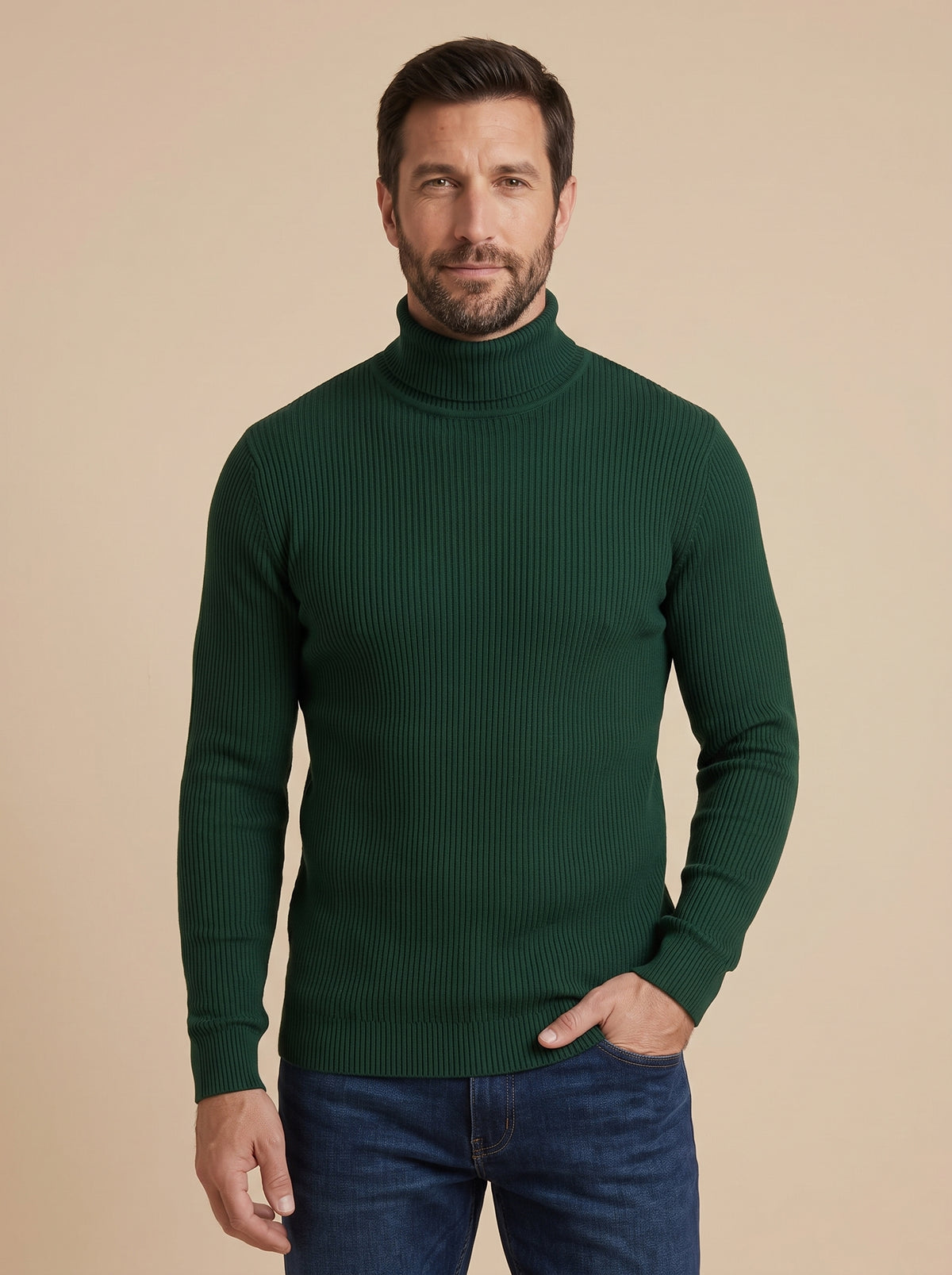 Hombre con jersey de cuello alto acanalado en verde botella, foto de estudio de frente