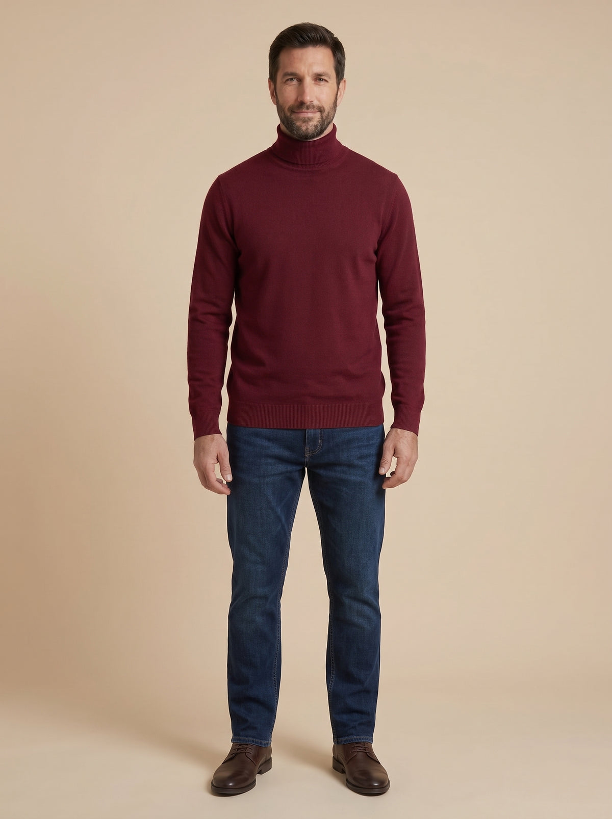 Hombre con jersey fino de cuello alto granate, cuerpo entero