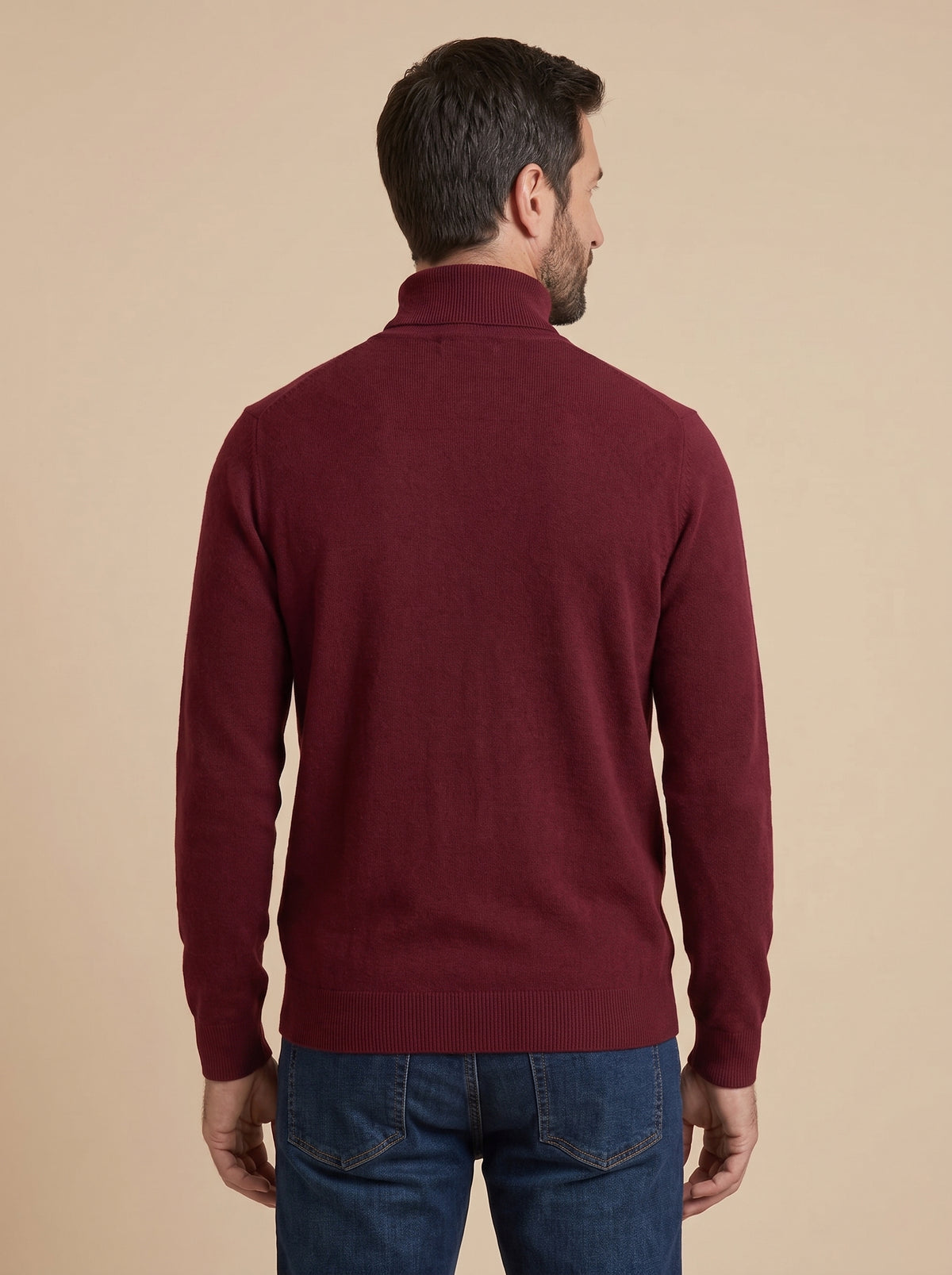 Hombre con jersey fino de cuello alto granate, vista de espaldas