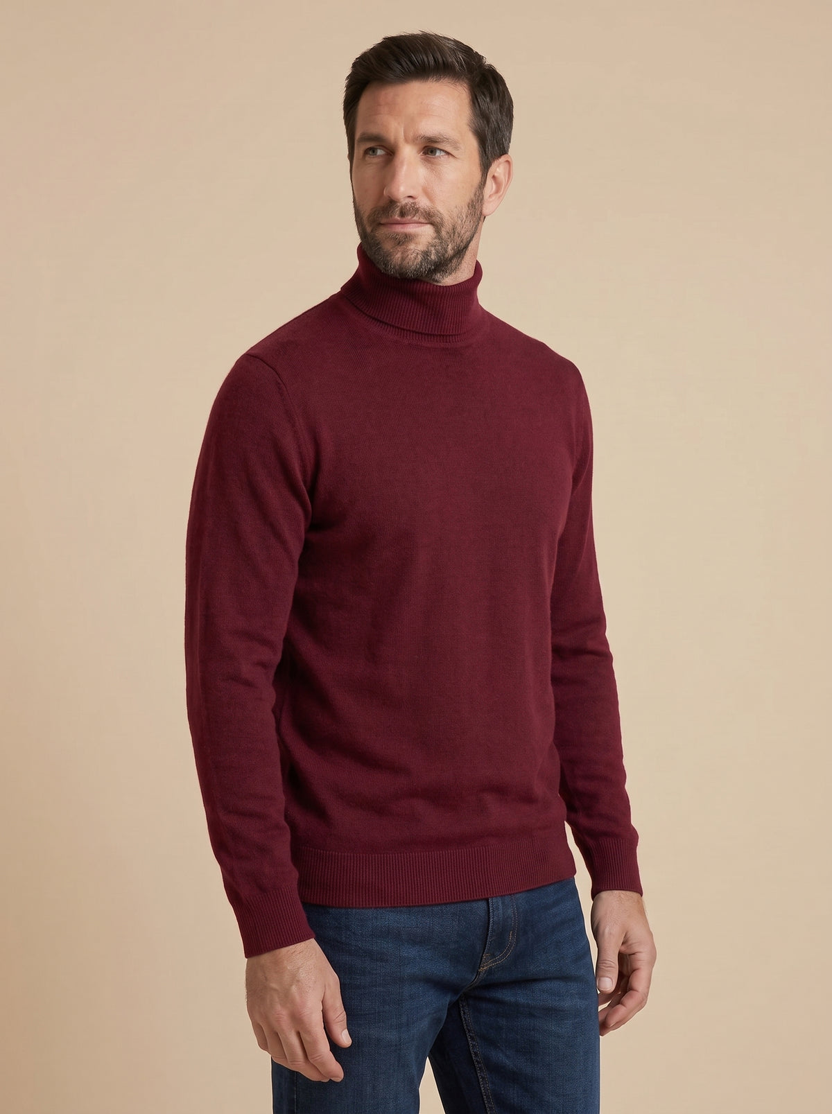 Hombre con jersey fino de cuello alto granate, vista de lado