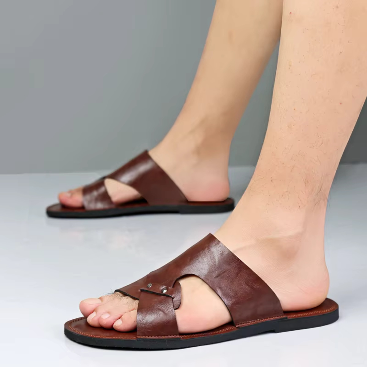 Sandalias para hombre tipo slide con tira calada y remaches metálicos