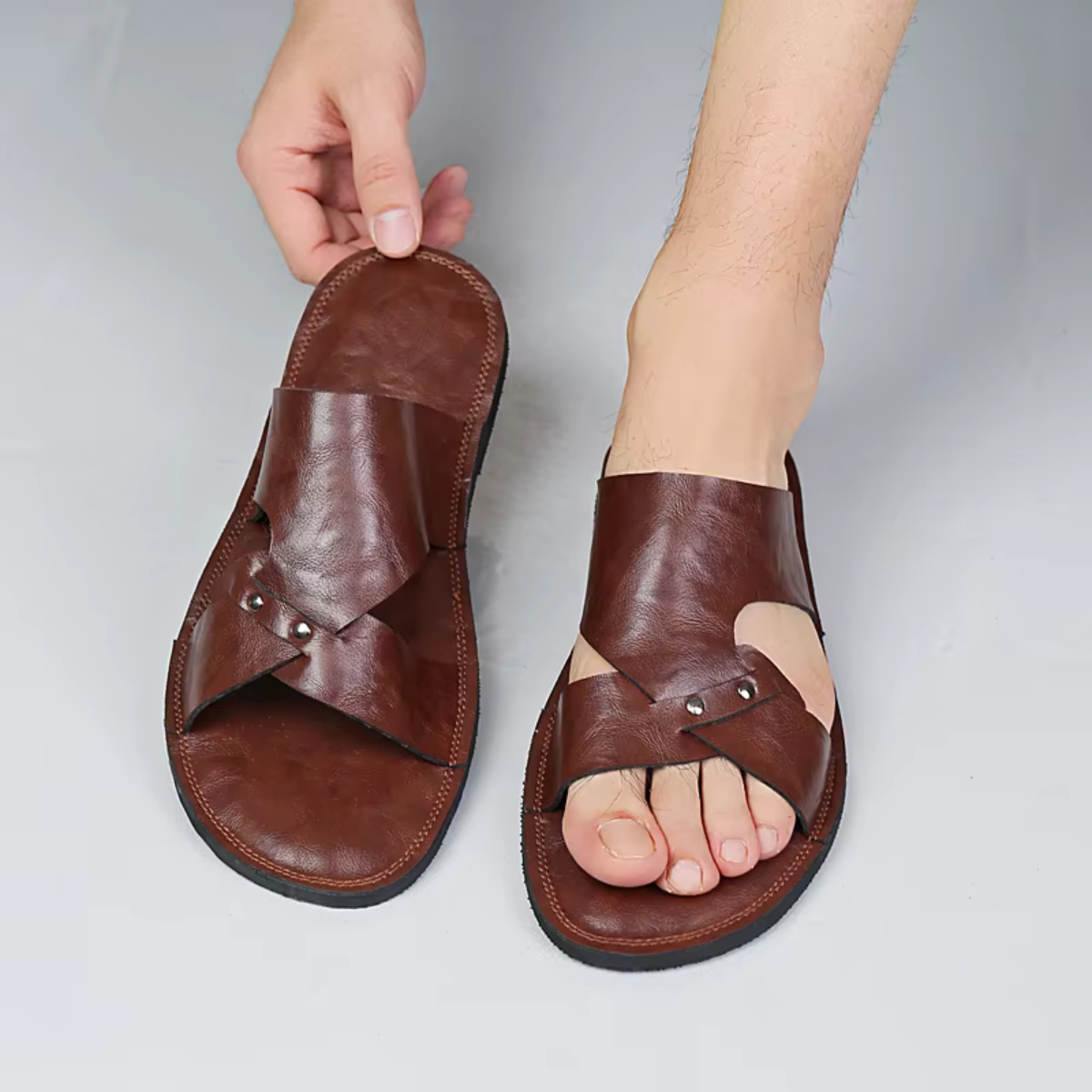 Sandalias para hombre tipo slide con tira calada y remaches metálicos