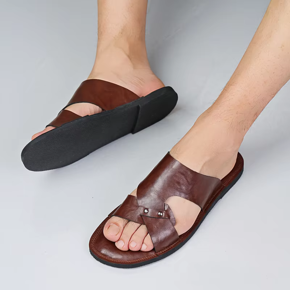 Sandalias para hombre tipo slide con tira calada y remaches metálicos