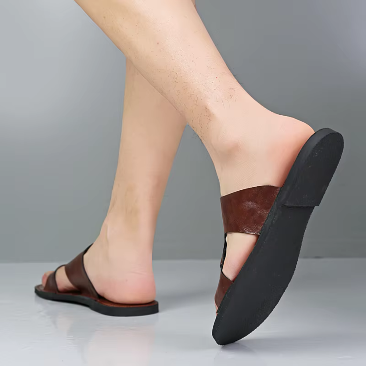 Sandalias para hombre tipo slide con tira calada y remaches metálicos