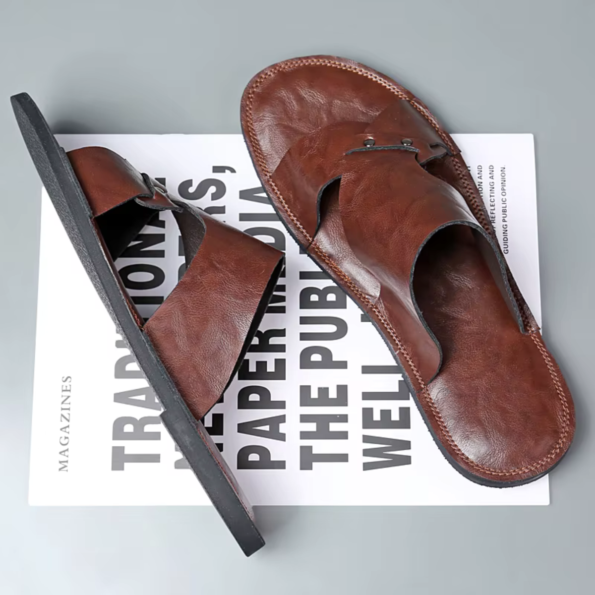 Sandalias para hombre tipo slide con tira calada y remaches metálicos
