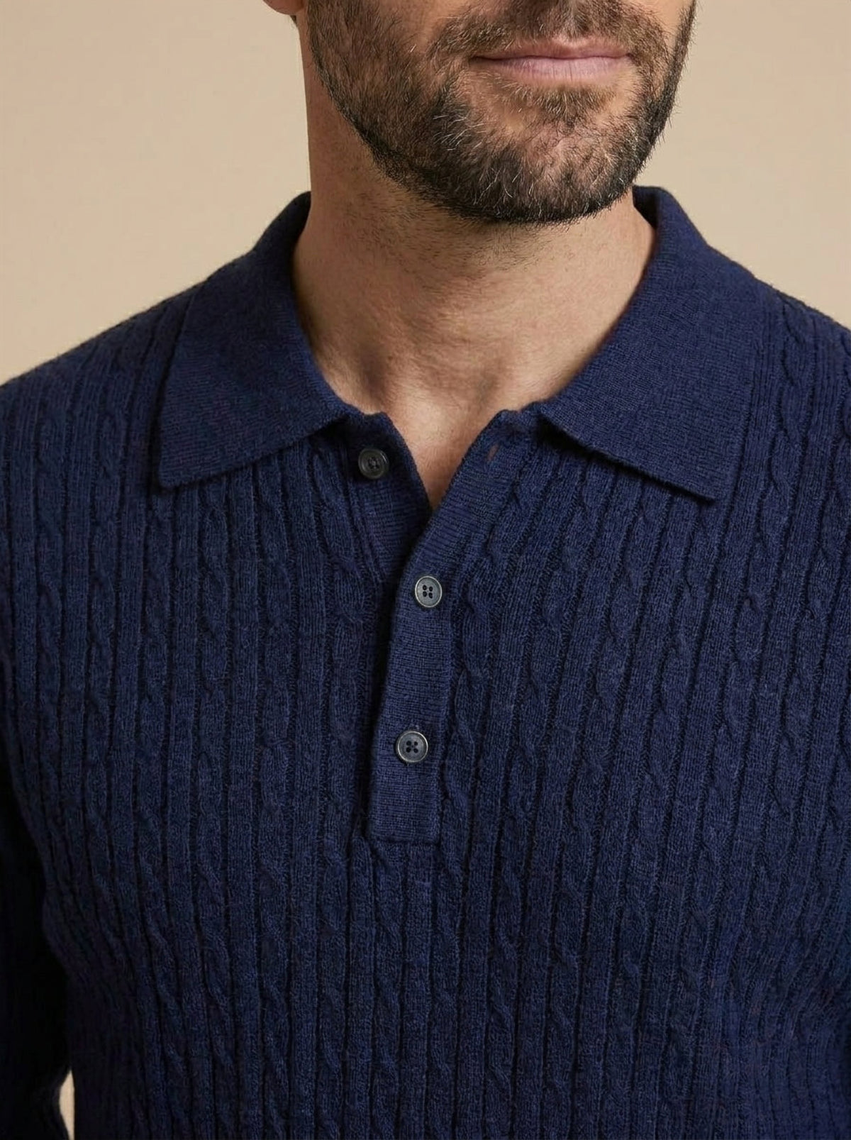Tommaso polo de punto trenzado azul marino, detalle del cuello y los botones