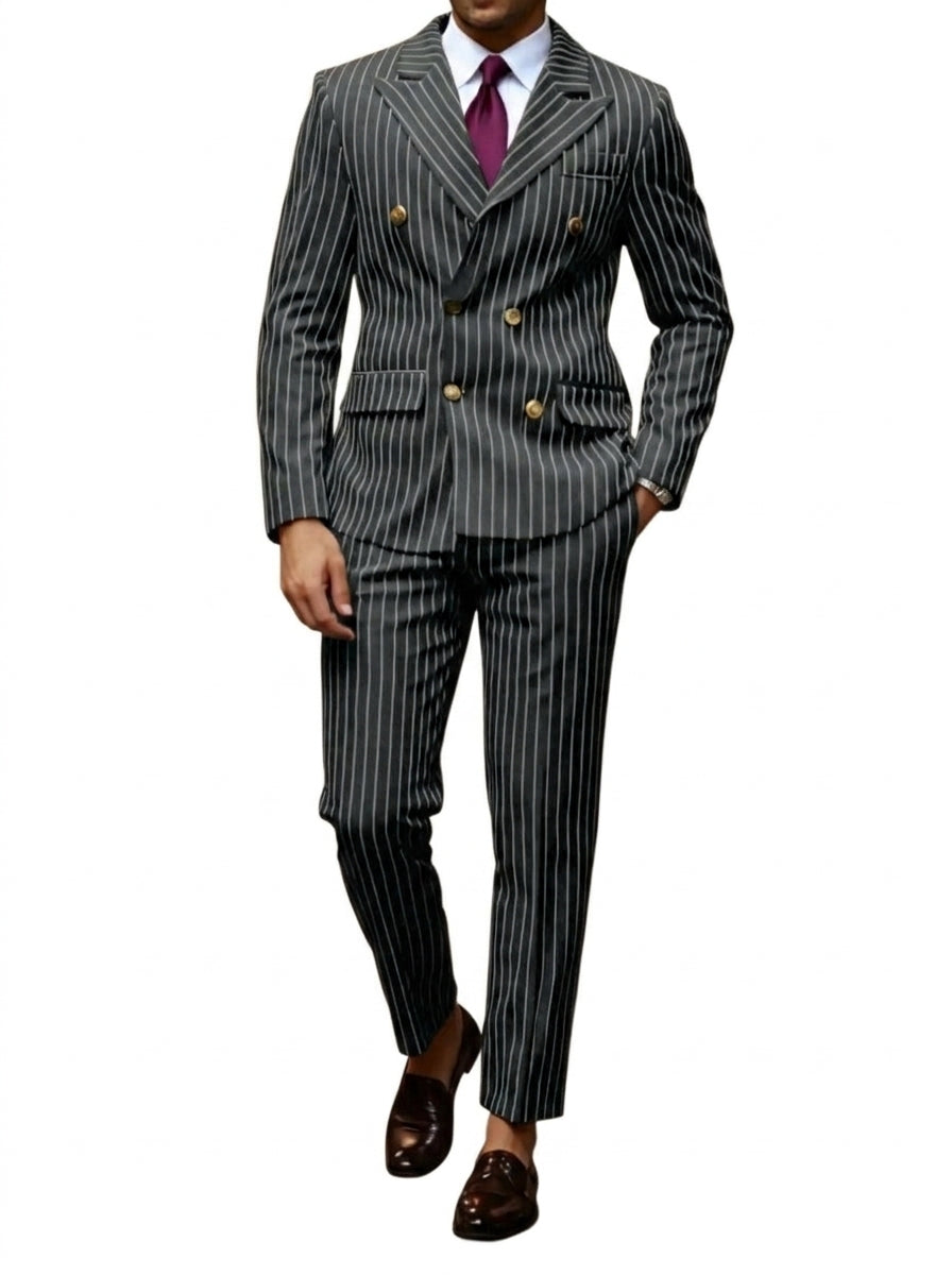 Traje de hombre con rayas diplomáticas y solapas de pico con botones metálicos