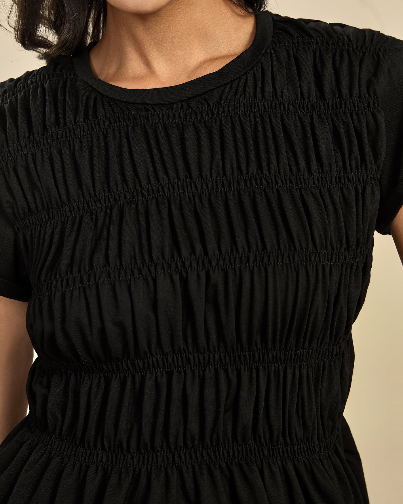 Camiseta Fruncida Escote Redondo — Negro