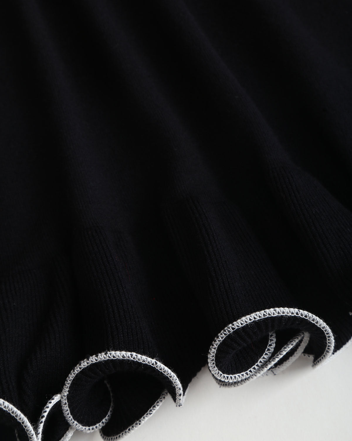 Vestido Mini de Punto con Volantes — Negro