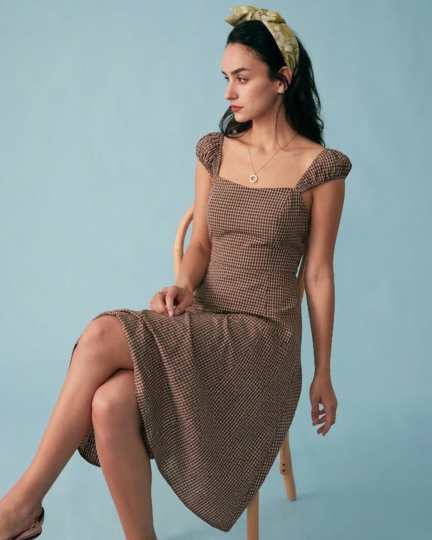 Vestido Midi de Cuadros Escote Corazón — Marrón