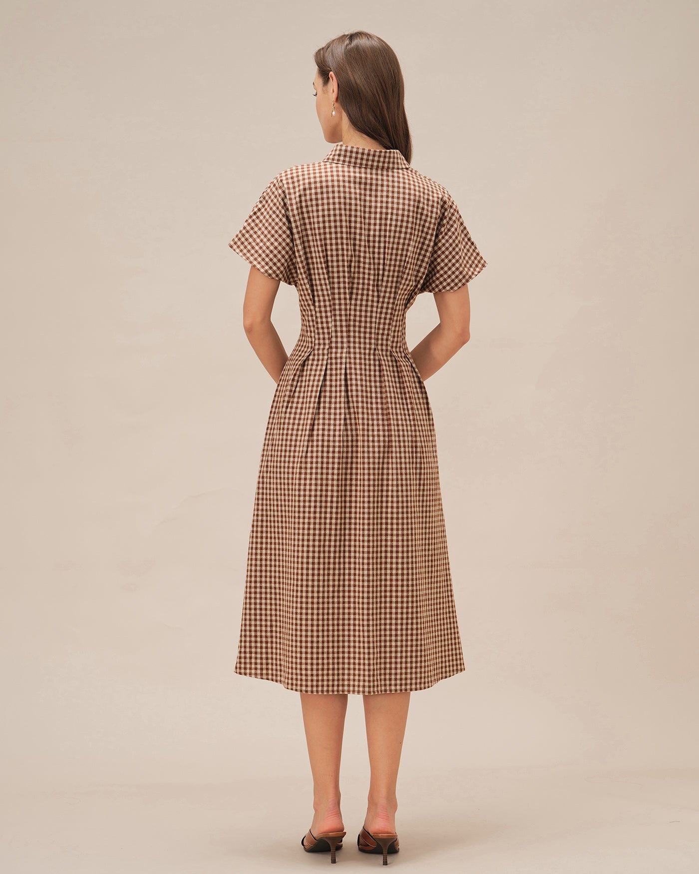 Vestido Midi de Cuadros con Cuello — Marrón