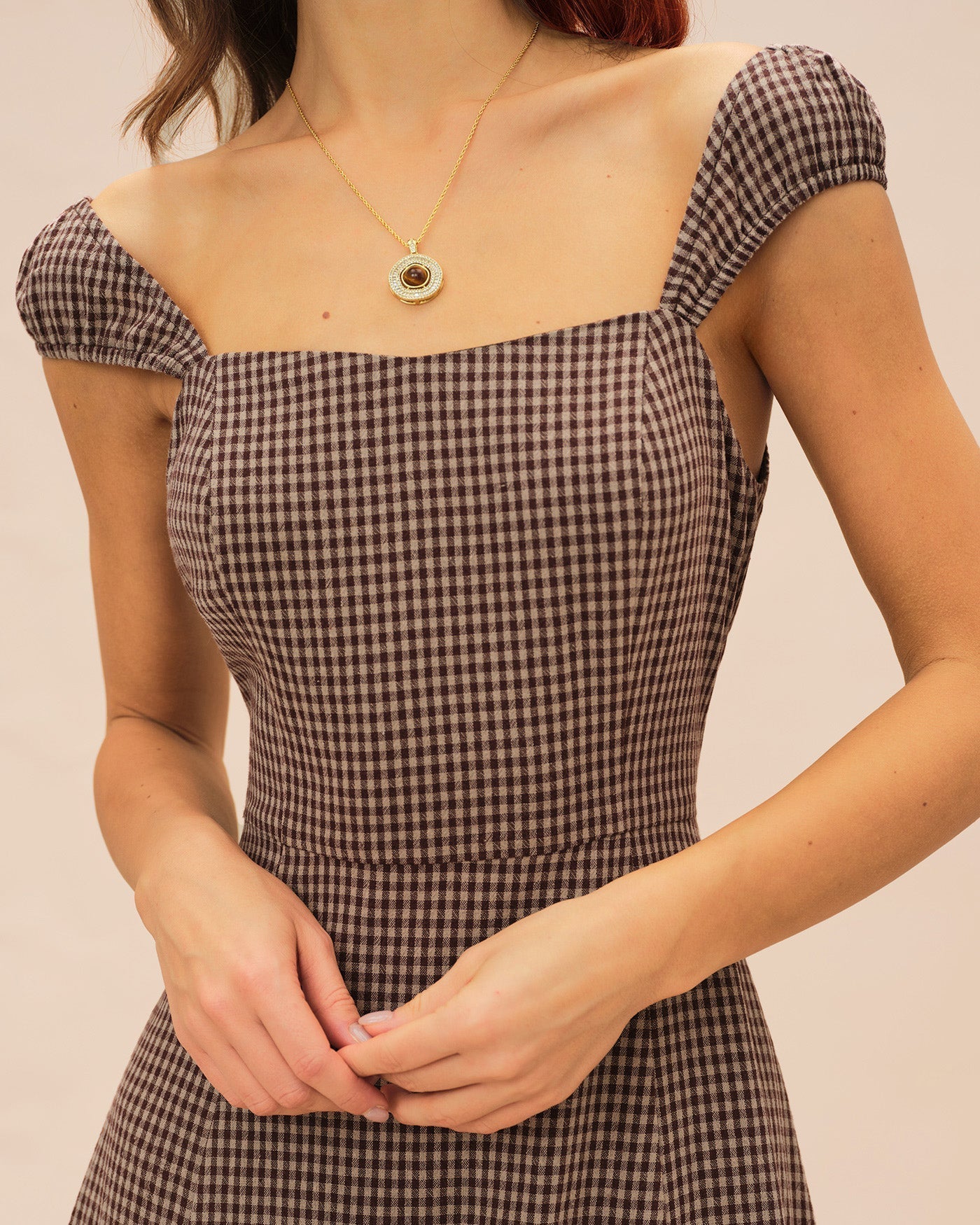 Vestido Midi de Cuadros Escote Corazón — Marrón