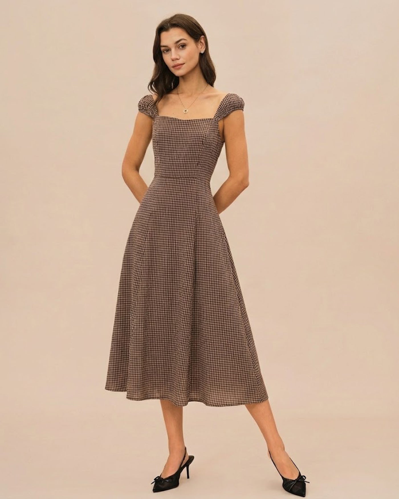 Vestido Midi de Cuadros Escote Corazón — Marrón