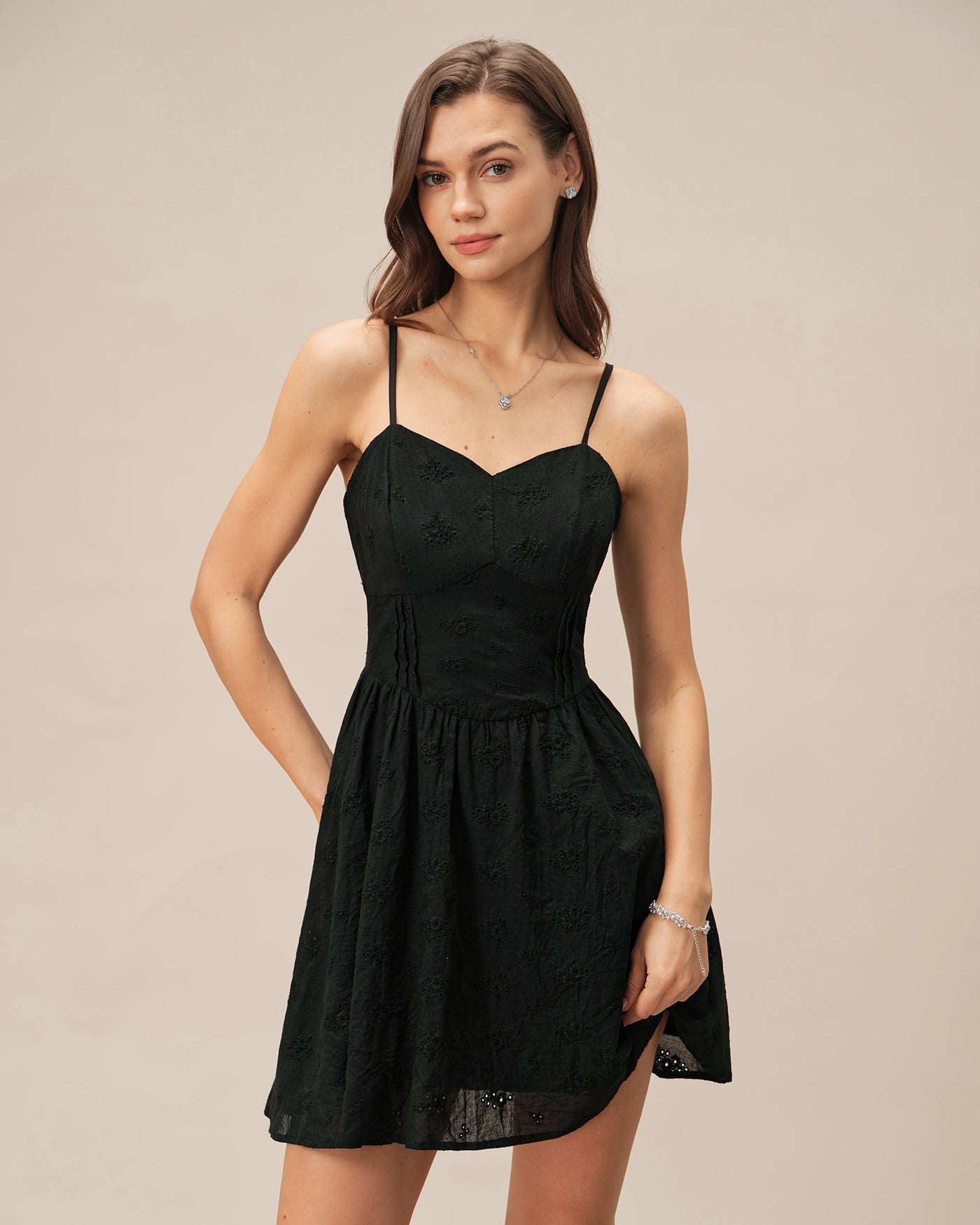 Vestido Mini Slip Escote Corazón — Negro
