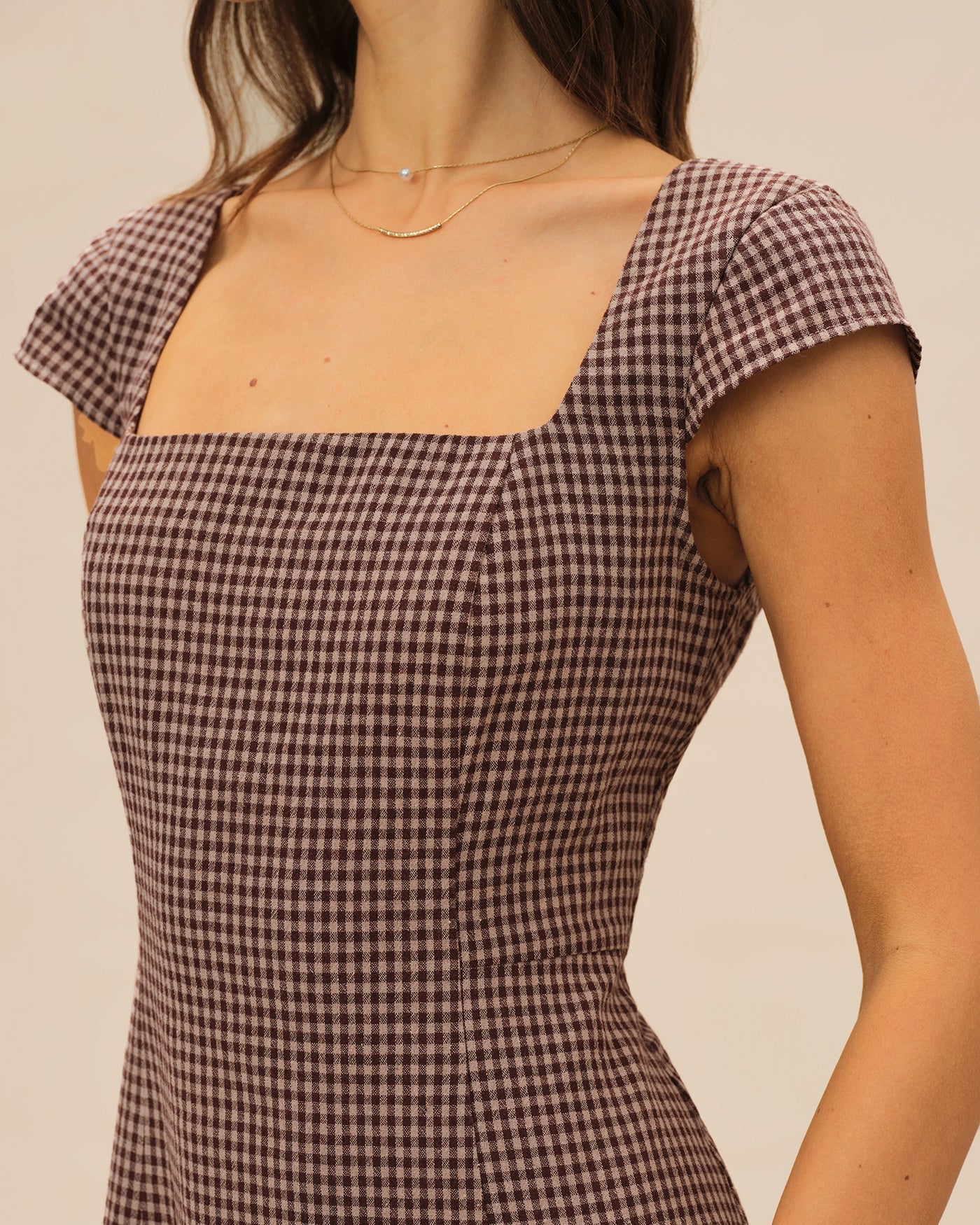 Vestido Mini de Cuadros Escote Cuadrado — Marrón